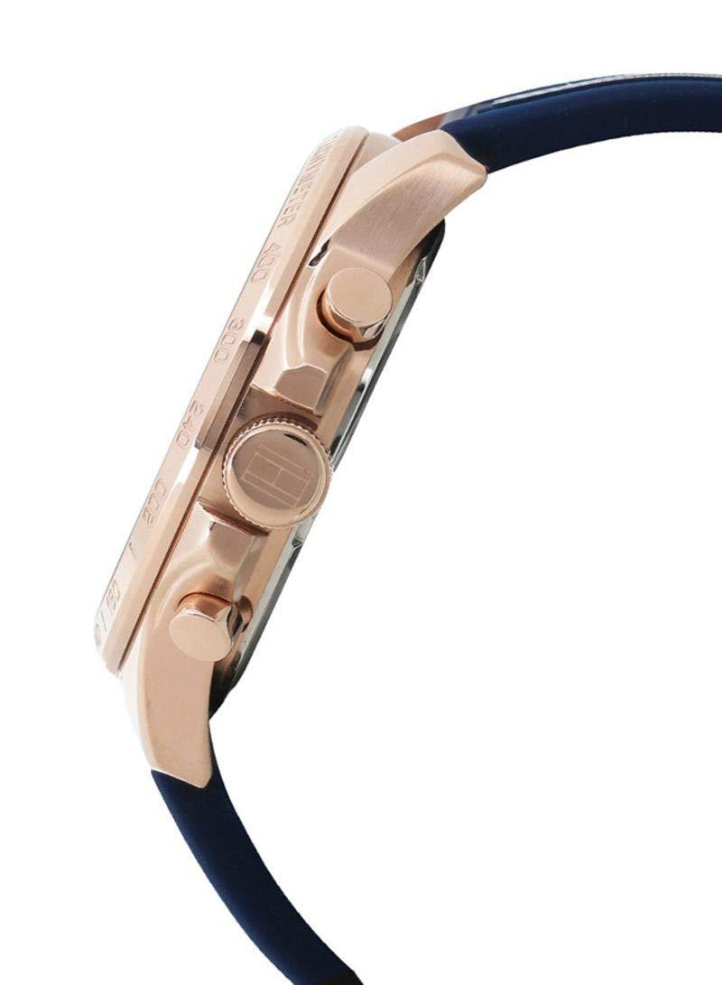 Tommy Hilfiger Meeste Analoog-Multifunktsionaalne Kvarts-Kell 46mm – Tumesinine Sihverplaat ja Silikoonrihm, Päeva-, Kuupäeva- ja 24-tunni Funktsioonidega, Veekindel kuni 5ATM – 1791474 – kasutusnäide