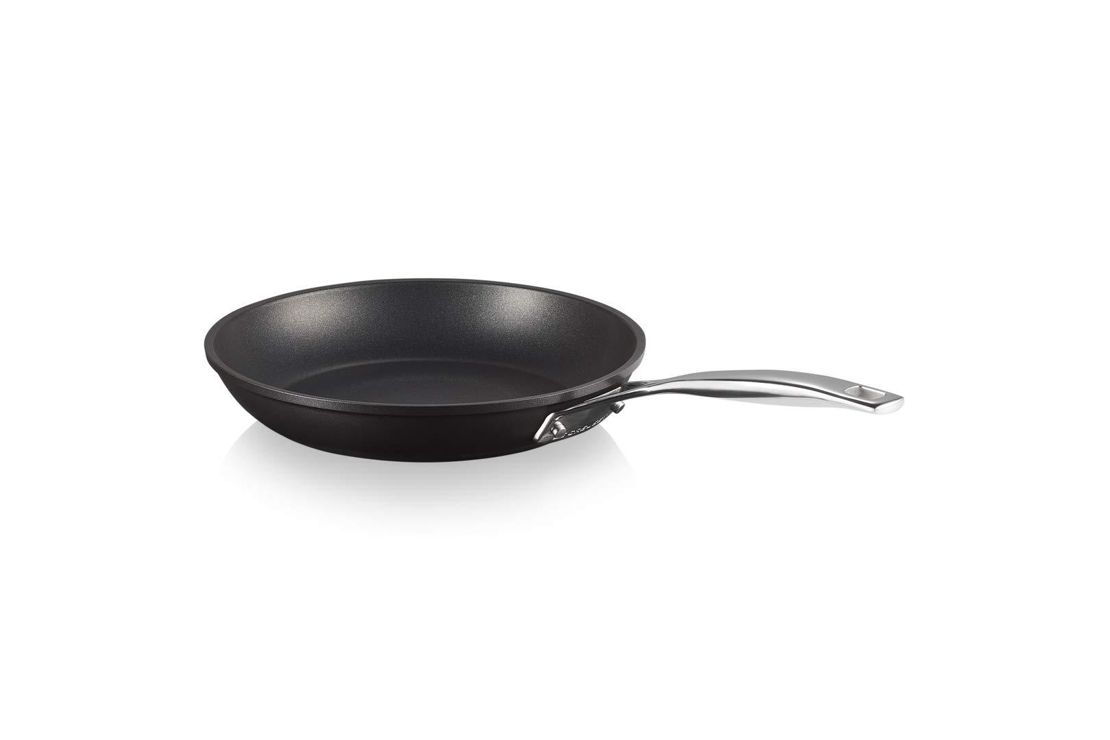 Le Creuset alumiiniumist mittenakkuv pann, Ø 28 cm, sobib kõigile pliiditüüpidele, sealhulgas induktsioonile, antratsiit/hõbe, 51112280010002 – detailne vaade