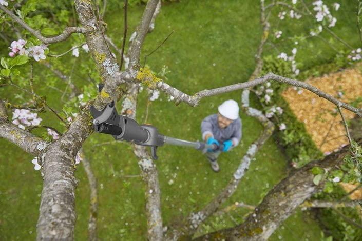 Gardena akuga teleskoopoksakäärid HighCut 360/18V P4A komplekt – elektrilised oksakäärid kuni 5 m kõrguste okste lõikamiseks, pööratav lõikepea, ergonoomiline käepide, LED-indikaator (14776-20) – pakend ja tarvikud