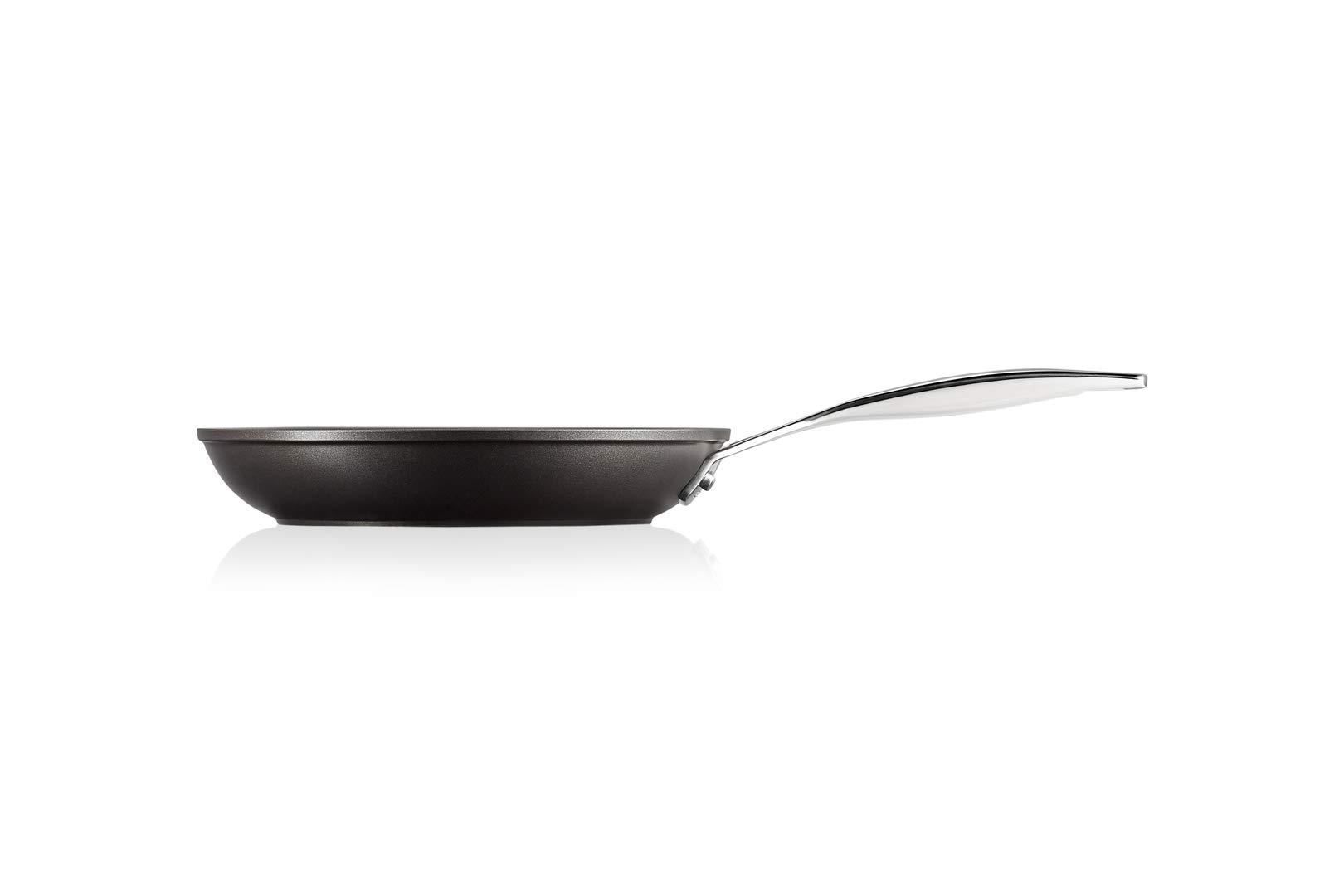 Le Creuset alumiiniumist mittenakkuv pann, Ø 28 cm, sobib kõigile pliiditüüpidele, sealhulgas induktsioonile, antratsiit/hõbe, 51112280010002 – kasutusnäide