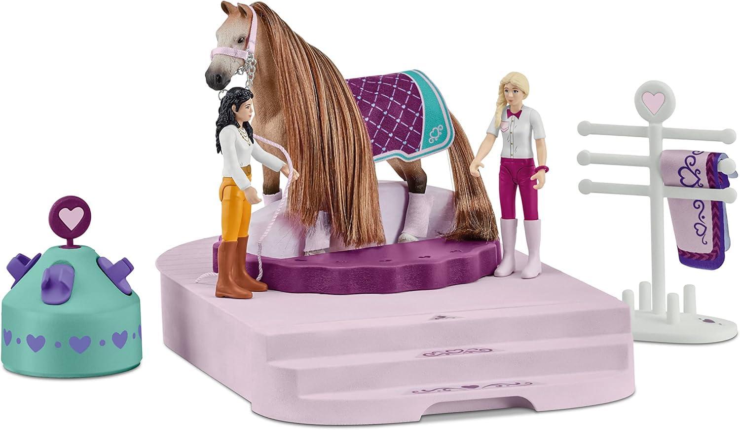 schleich HORSE CLUB 42588 Sofia’s Beauties Hobuste Ilusalong koos Talliga, Harjadega, Tarvikute ja Figuuridega – 99-osaline Mängukomplekt Kammimiseks Mõeldud Lakkadega Hobusega – Hobuste Mänguasi alates 4. eluaastast – kasutusnäide