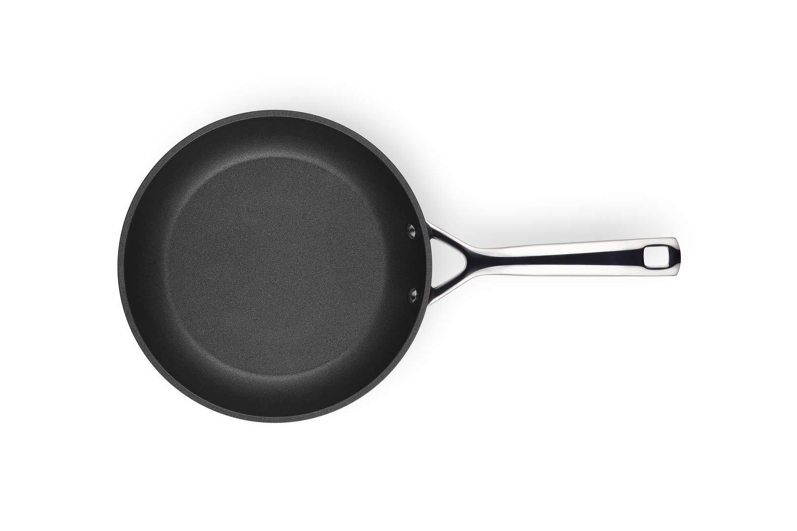 Le Creuset alumiiniumist mittenakkuv pann, Ø 28 cm, sobib kõigile pliiditüüpidele, sealhulgas induktsioonile, antratsiit/hõbe, 51112280010002 – pakend ja tarvikud