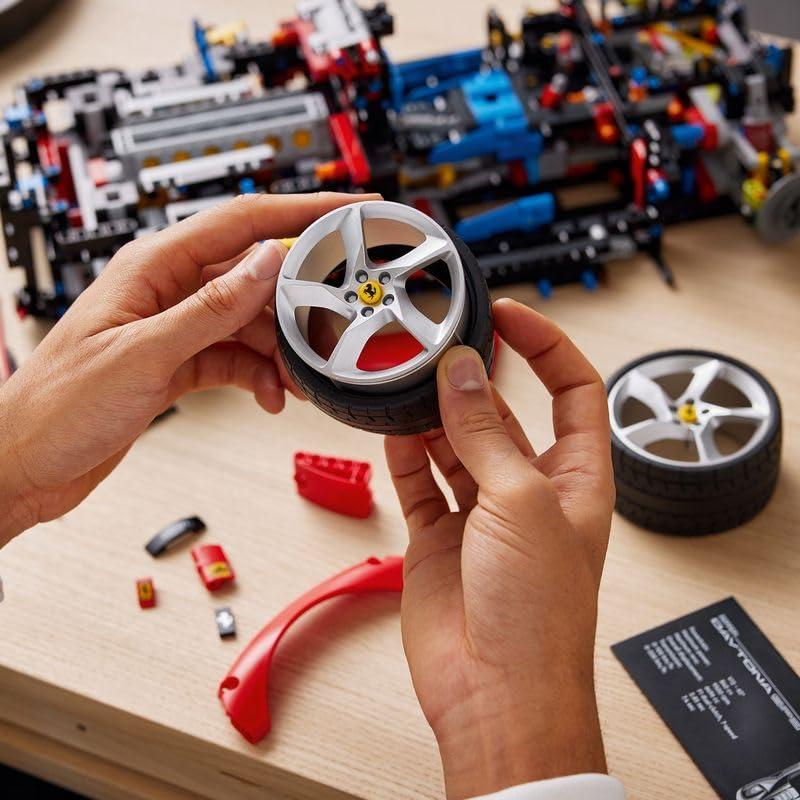 LEGO Technic Ferrari Daytona SP3 mudelauto komplekt, skaala 1:8, punane superauto, edasijõudnud autode mudel, kollektsionääride haruldus, Ultimate Car Concept 42143 – detailne vaade
