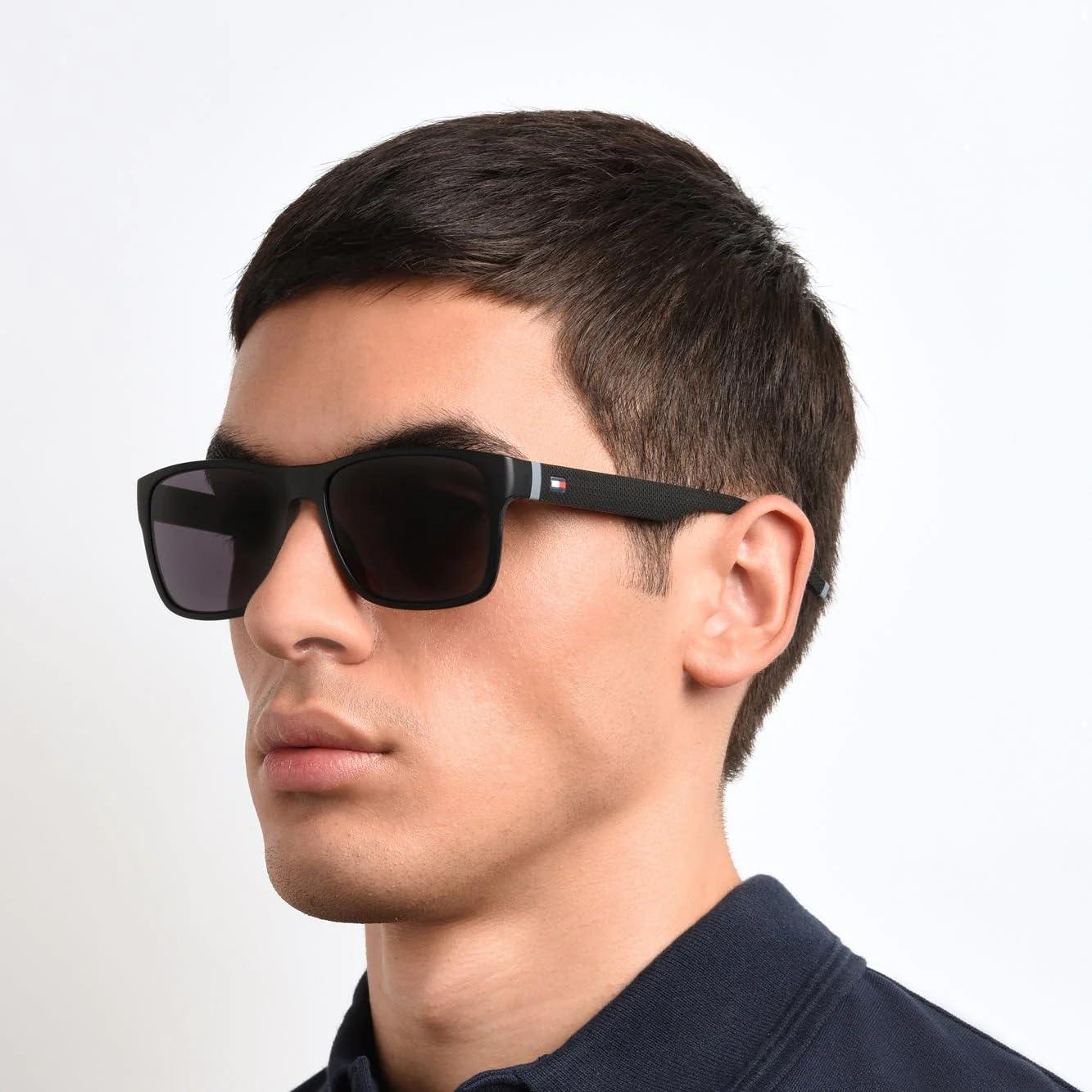 Tommy Hilfiger päikeseprillid TH 1718/S MUST/HALL 56/16/145 meeste prillid – kasutusnäide