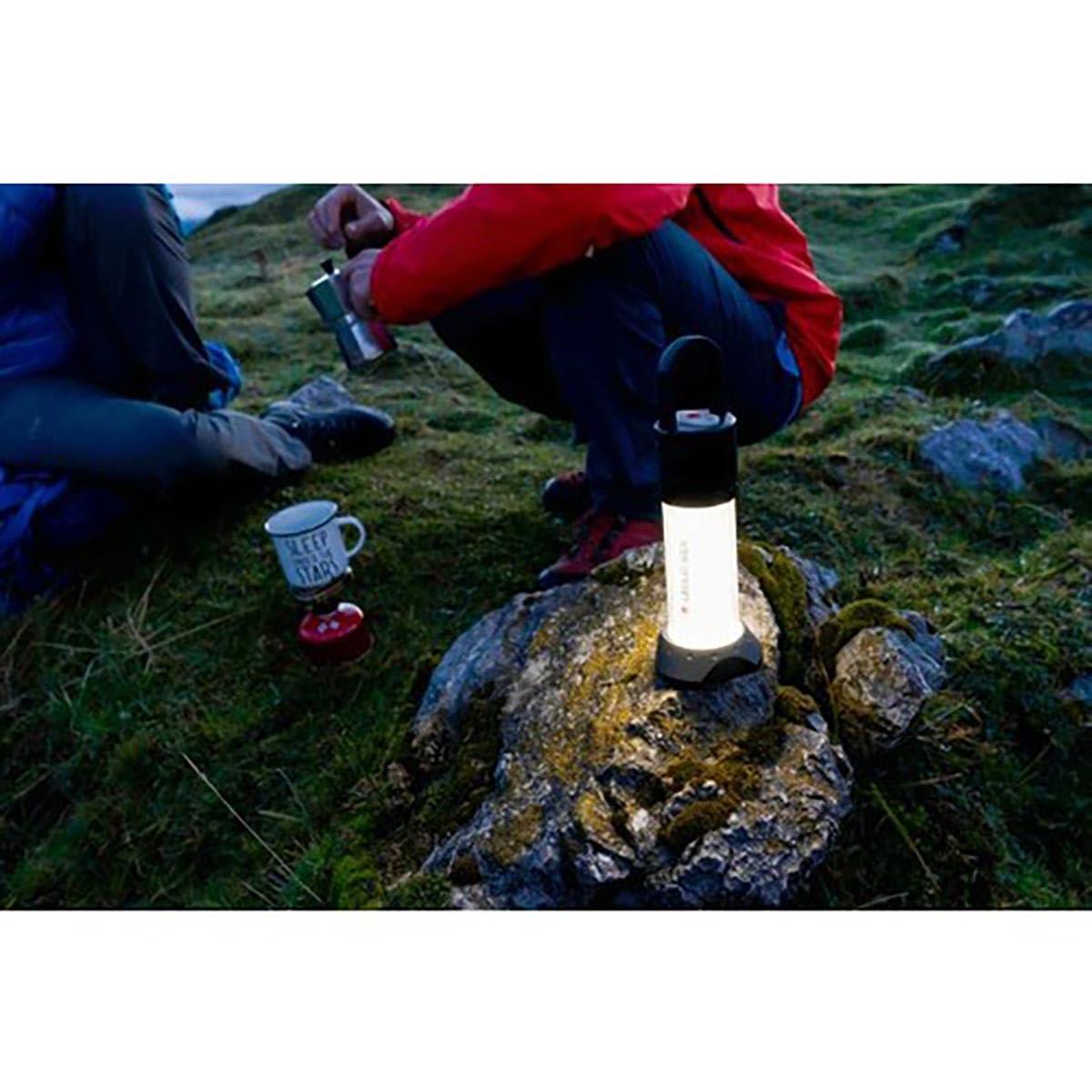 Ledlenser ML6 Soe Valgus LED Latern, 750 Luumenit, kuni 200h Aku Kestvus, Laetav, Pimestamisvaba Valgus, Powerbank, Punase Tule Funktsioon, Magnet, Välistingimustes, Matkamine, Must – pakend ja tarvikud