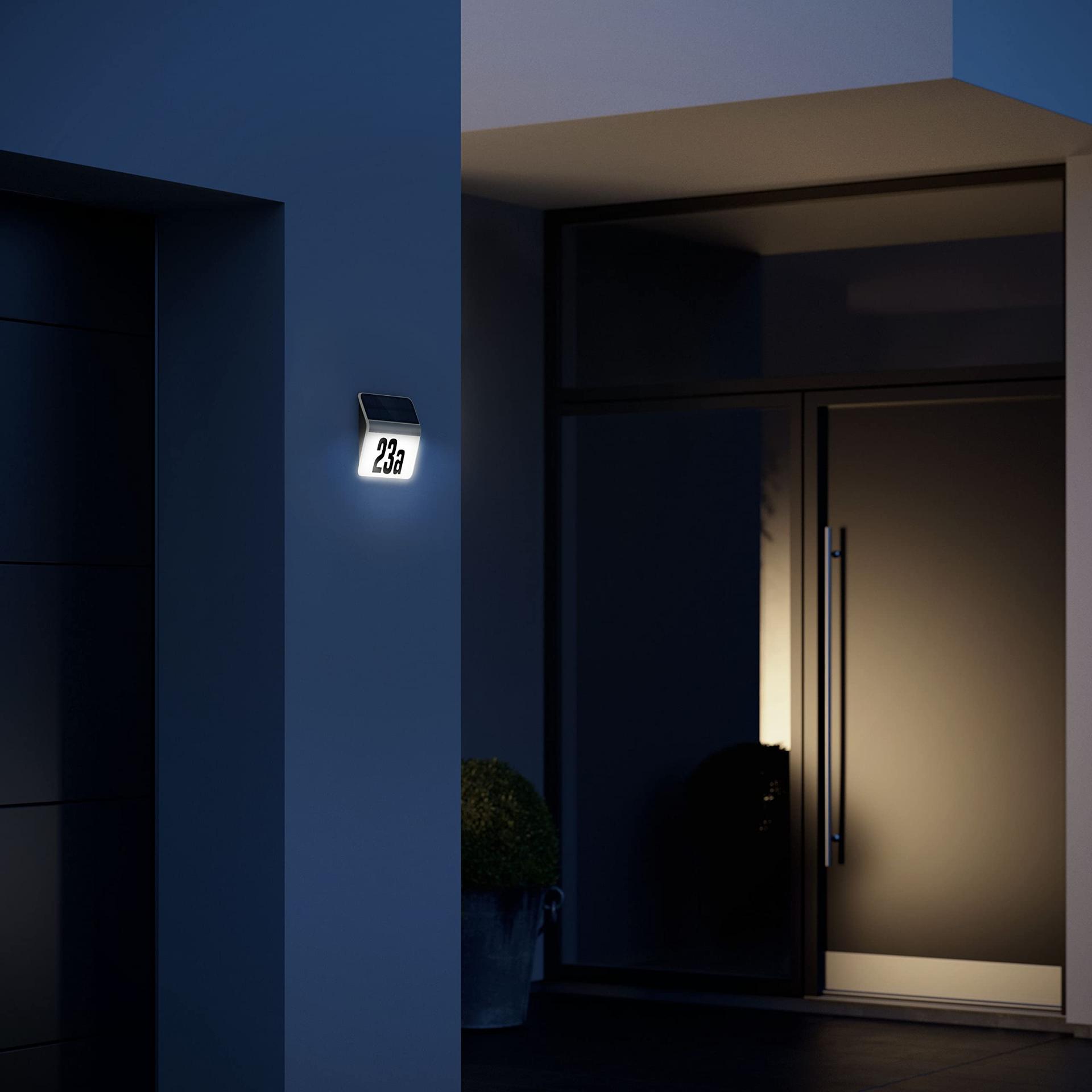 Steinel LED päikeseenergial valgusti XSolar LH-N antratsiit, hämarikuandur, 1100 mAh LiFe-aku, valgustatud majanumber – pakend ja tarvikud