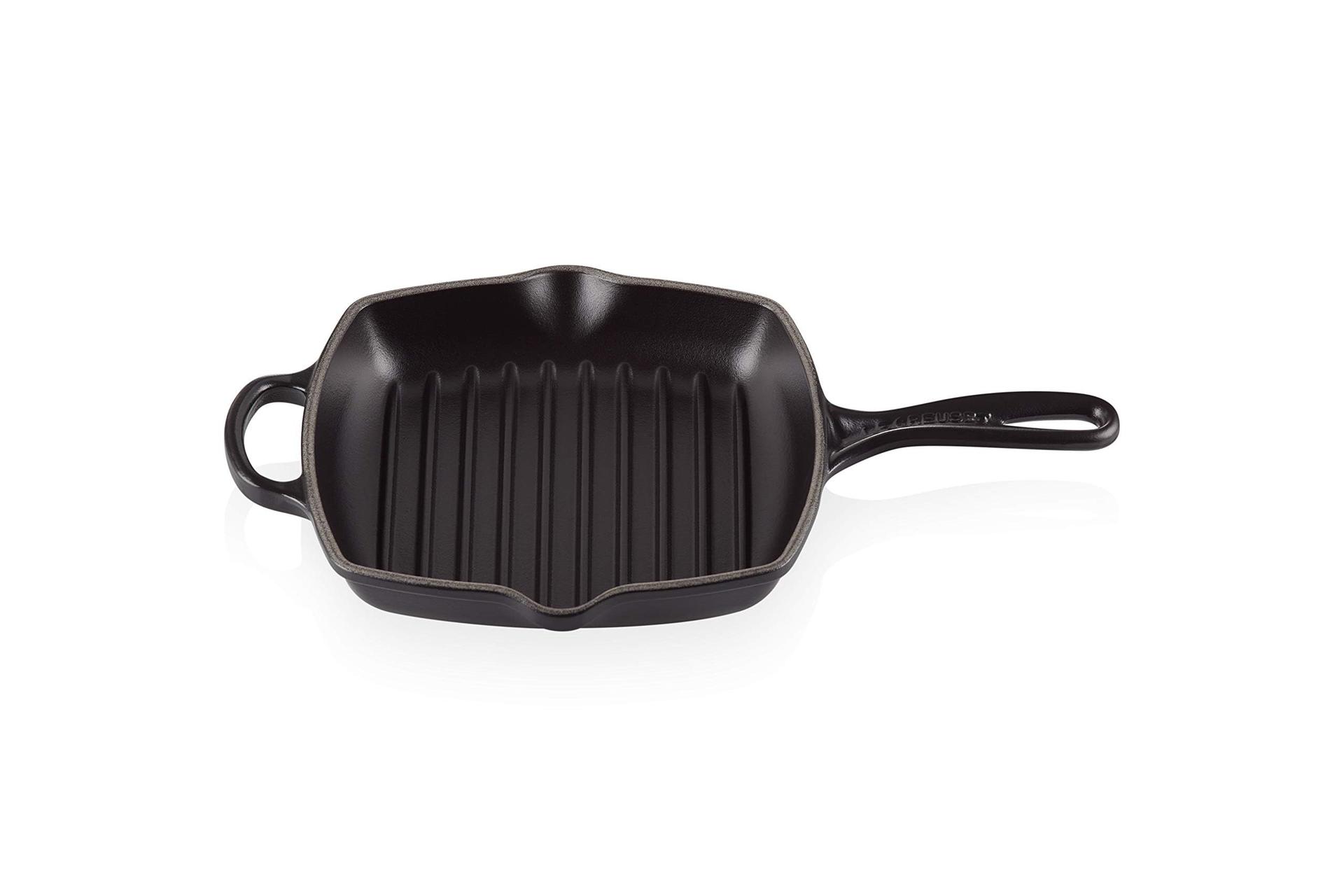 Le Creuset Signature malmist grillpann, ruudukujuline, 26 cm, sobib kõigile pliiditüüpidele, sealhulgas induktsioonile, 2,86 kg, must matt – kasutusnäide