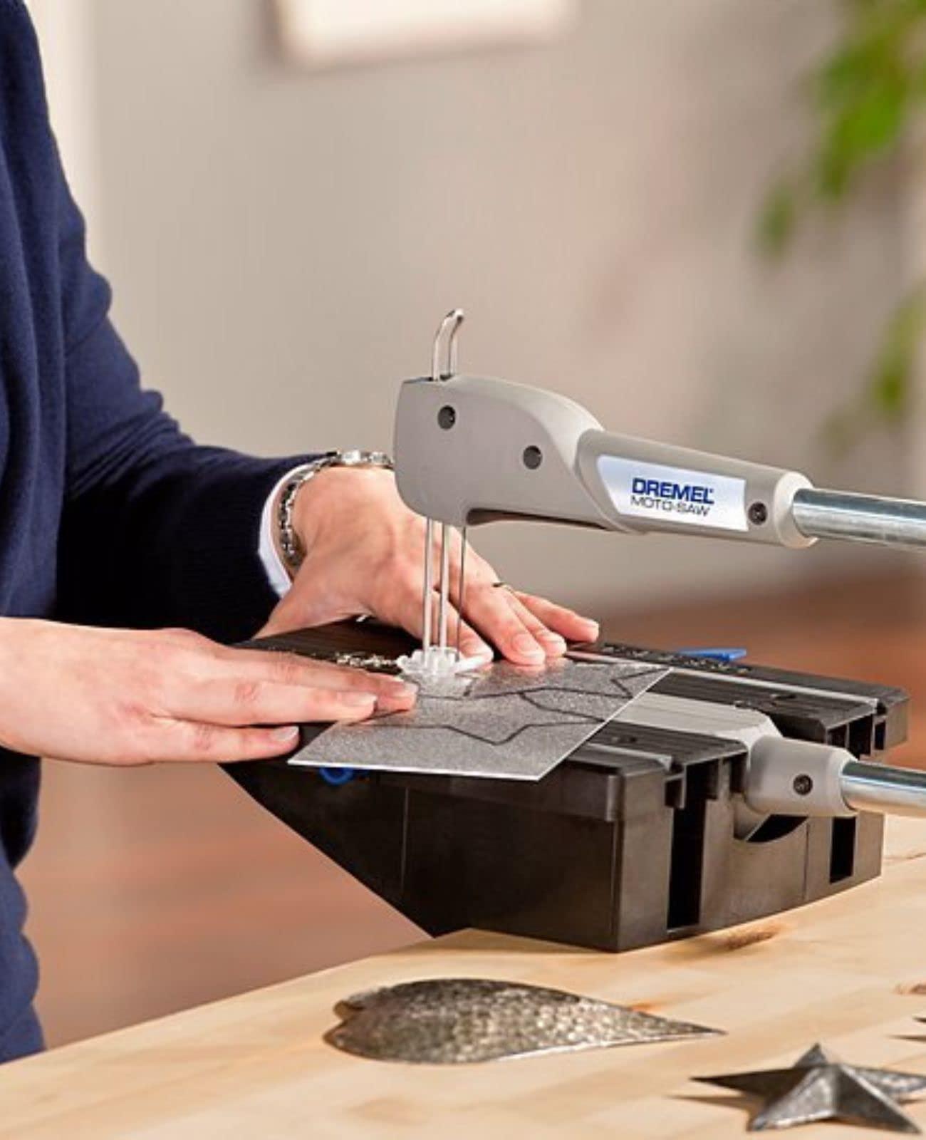 Dremel MS20 Moto-Saw dekupääri sae, kompaktne 2-ühes lauatikksaag (70 W) koos 1 tarvikuga ja 5 saelehega pehmesse puitu, laminaati ja plastikut lõikamiseks – pakend ja tarvikud