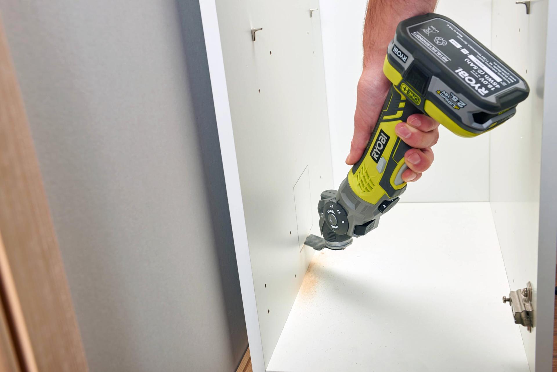 RYOBI 18V ONE+ Aku-Multitööriist R18MT-0, Mitmekülgne Tööriist Kipsseintele, Renoveerimiseks ja Paigalduseks, Kiire Tarvikute Vahetus, 6 Kiiruseastet, Vibratsioonivastane Käepide – pakend ja tarvikud