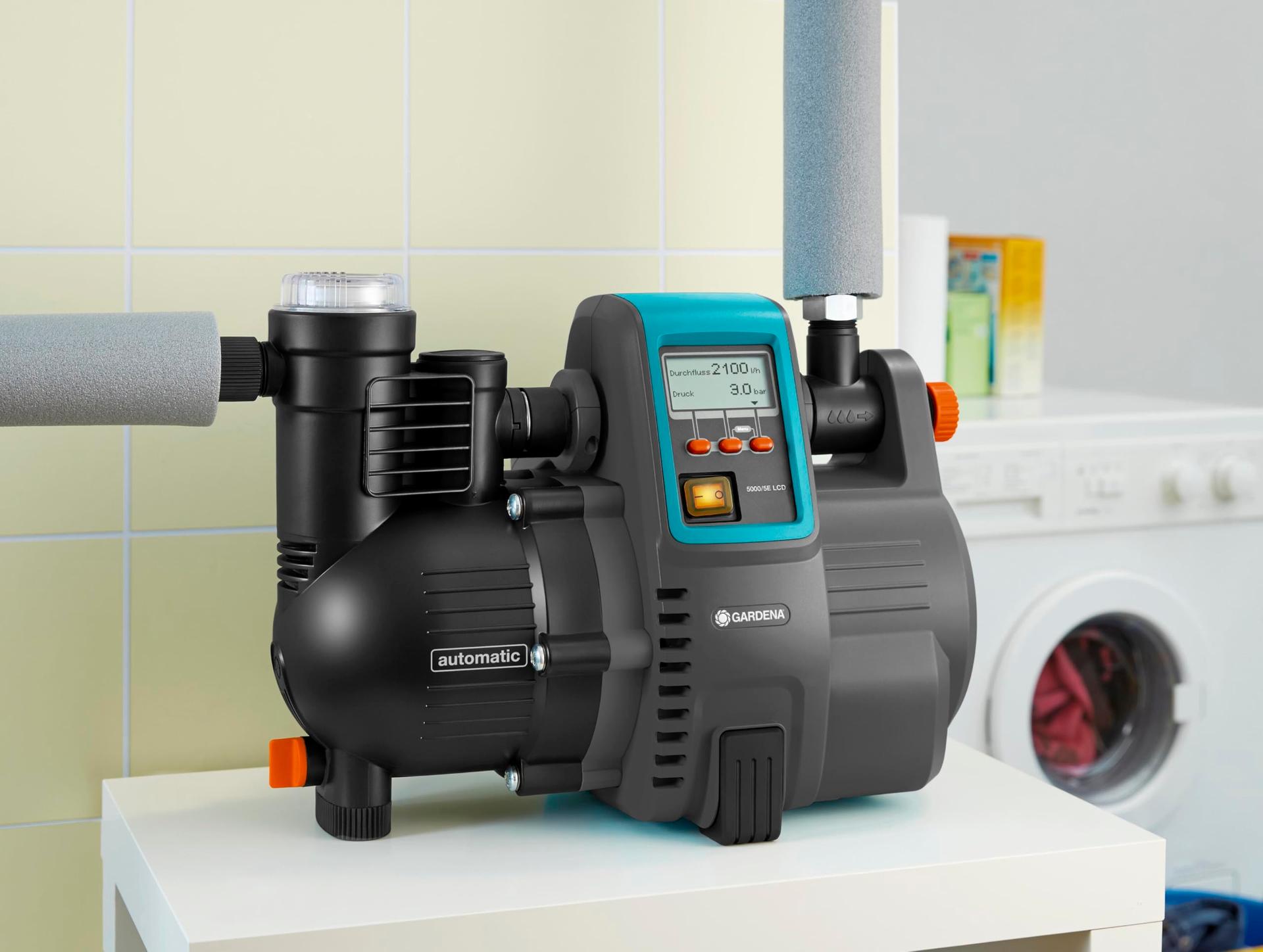 Gardena Comfort koduveepump 5000/5E LCD: veepump LC-ekraaniga, energiasäästlik, vooluhulk 5000 l/h, 1300W mootor termokaitselülitiga, kuivalt töötamise kaitse (1759-20) – pakend ja tarvikud