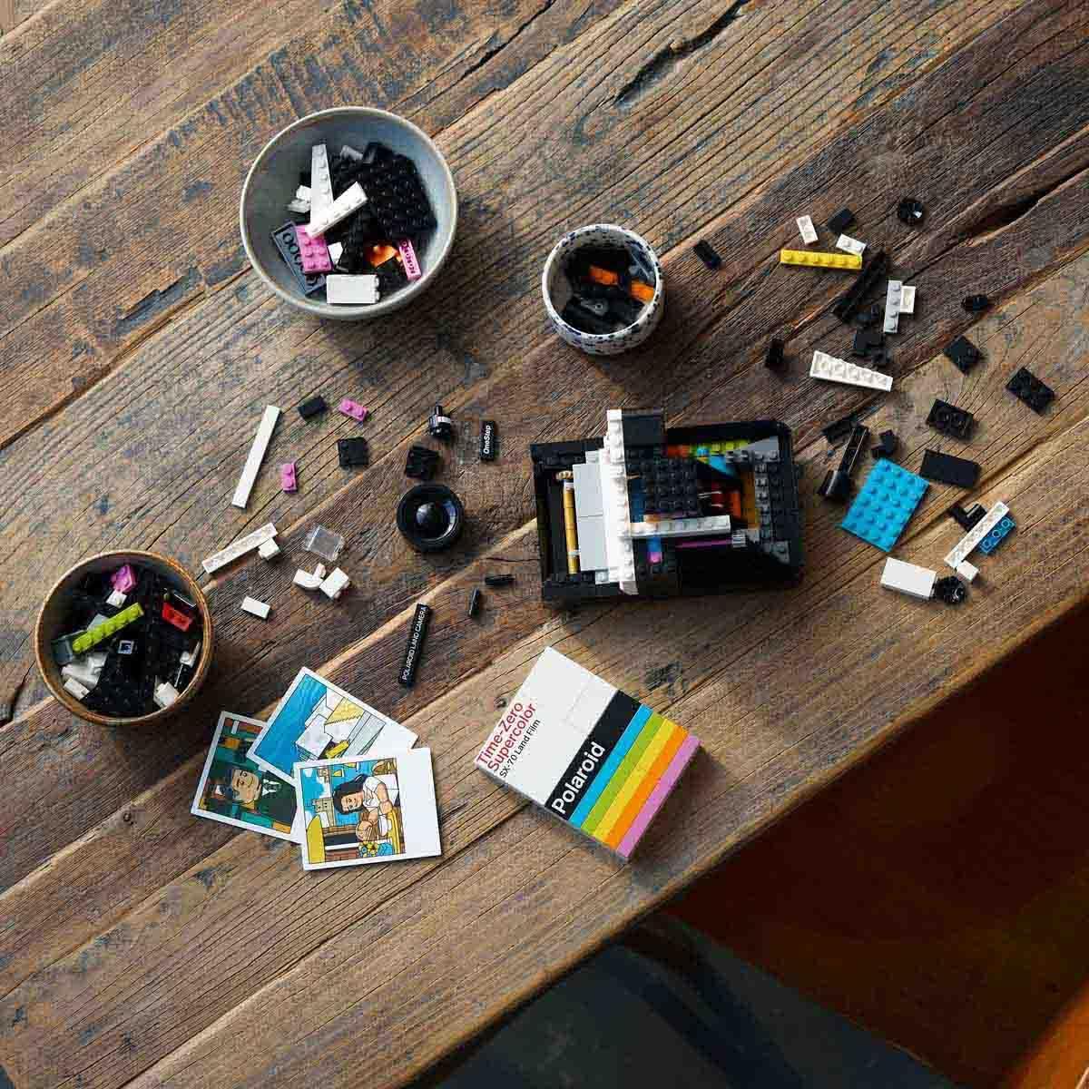 LEGO Ideas Polaroid OneStep SX-70 Kaamera Komplekt Täiskasvanutele, Autentsete Detailidega Kogumisobjekt, Loominguline Tegevus ja Fotograafia Kingitus Meestele, Naistele ja Teismelistele 21345 – detailne vaade