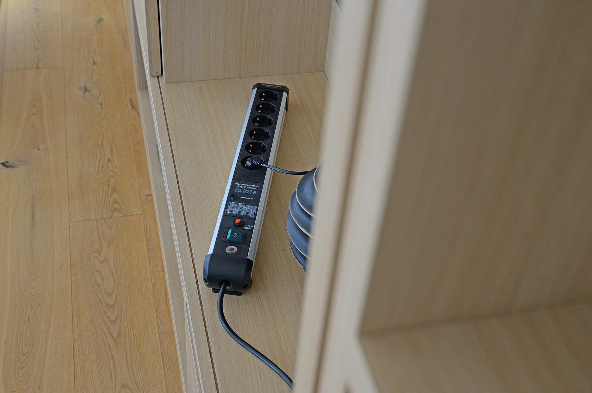 Brennenstuhl Premium-Protect-Line 6-kohaline pikendusjuhe ülepinge kaitsega 60 000 A (pistikupesa lülitiga ja 3m kaabliga, valmistatud Saksamaal) hõbe/must – lisavaade