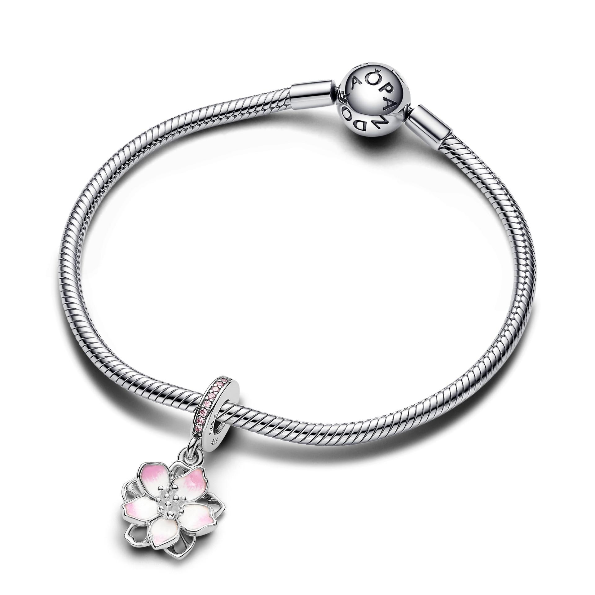 PANDORA Moments kirsiblossomi amulett-hõlka Sterling hõbedast tsirkooniaga, sobib Moments käevõrudega, 790667C01 – pakend ja tarvikud