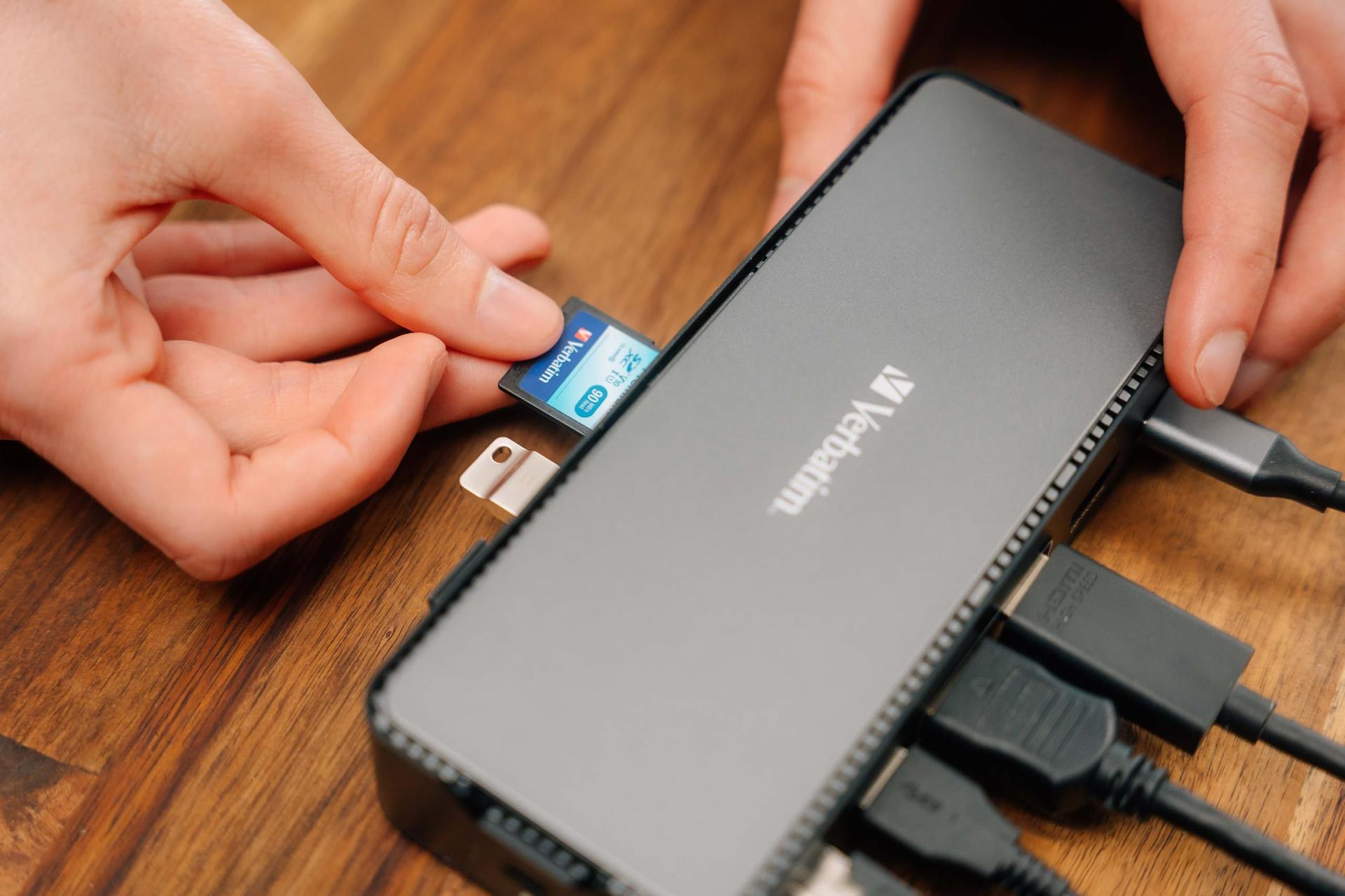 Verbatim USB-C Pro Dokkimisjaam, 15-in-1 jaotur, mitmepordiline adapter HDMI 4K ja 8K, USB-A ja USB-C, PD 80 W, AUX, mälukaardilugeja, sobib Mac / Windows sülearvutitele ja muule – kasutusnäide
