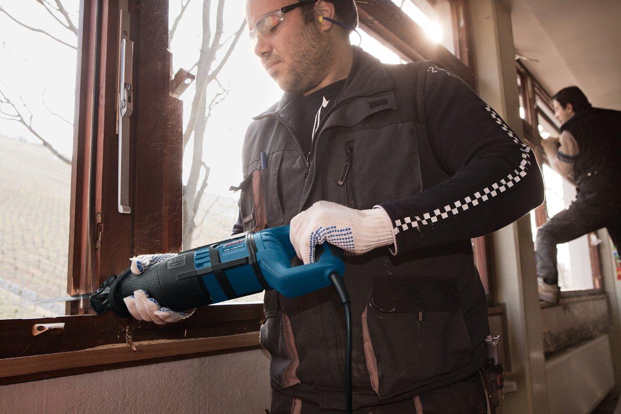 Bosch Professional tiigersaag GSA 1300 PCE (1 300 W, lõikesügavus kuni 230 mm, SDS ja Constant Electronic süsteemiga, 2 saetera (puit/metall), kohvriga) – kasutusnäide