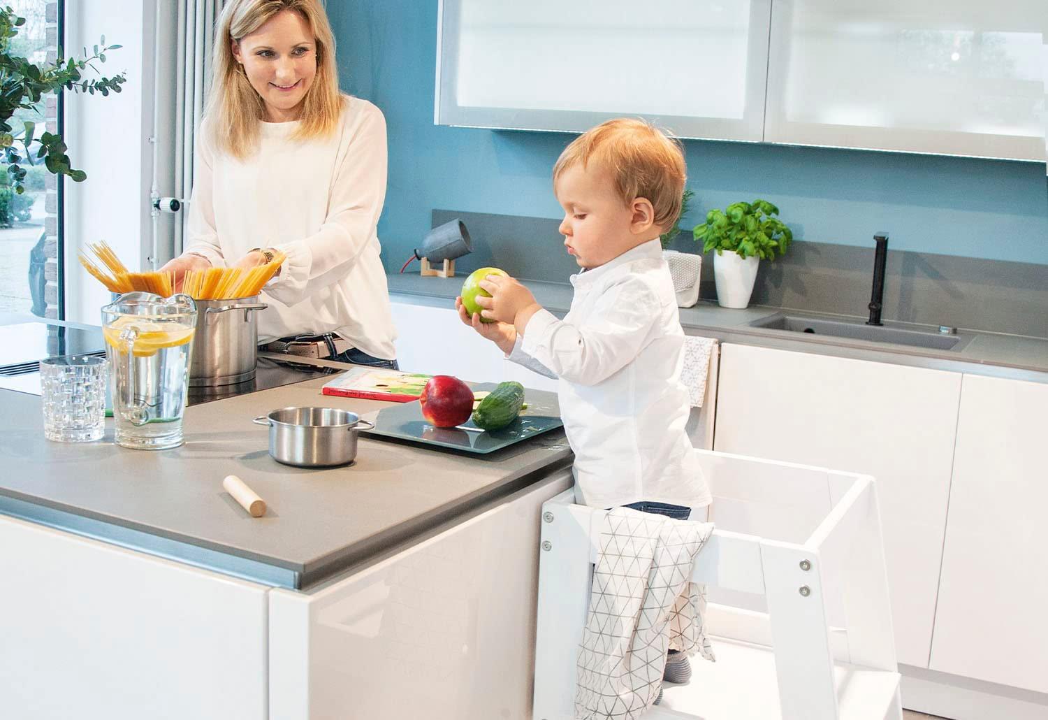 Lerntorn Fino Pinolino, reguleeritava kõrgusega õppimistool, Montessori köögitorn, looduslikust puidust lastetool, turvaline ja stabiilne, valge viimistlus – detailne vaade