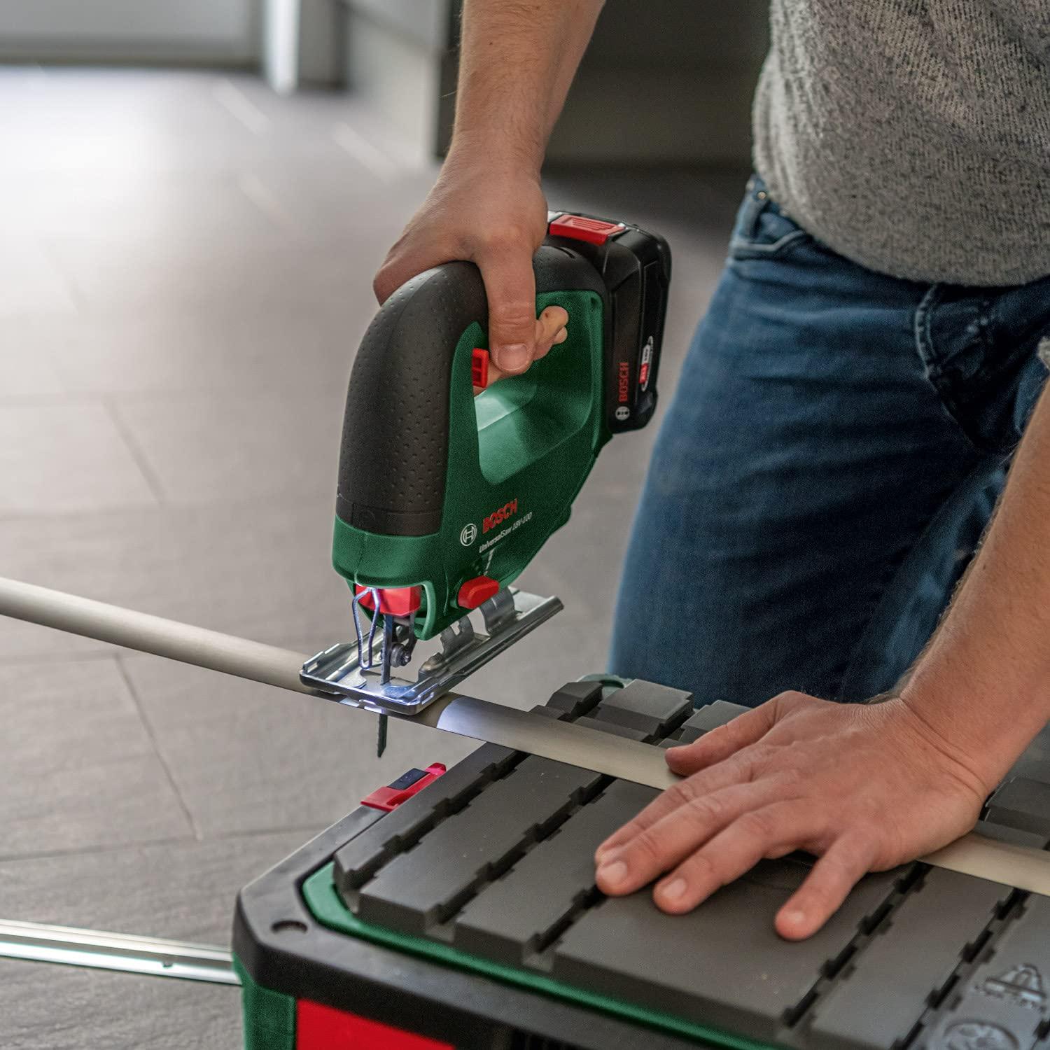 Bosch Akutikksaag UniversalSaw 18V-100 (ilma akuta, 18V süsteem, 15-osaline tikksaelehtede komplekt, karbis) – Amazon Edition – kasutusnäide