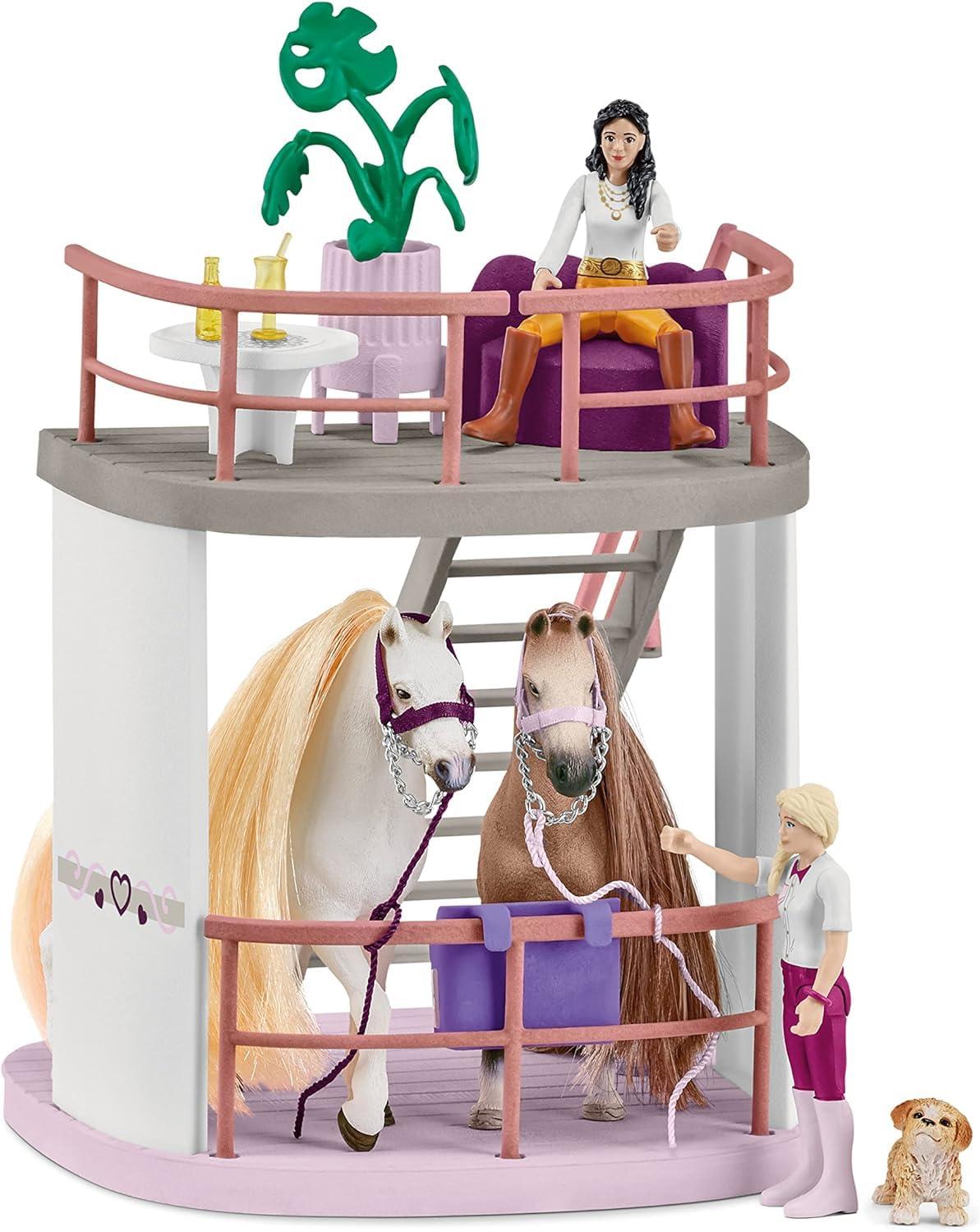 schleich HORSE CLUB 42588 Sofia’s Beauties Hobuste Ilusalong koos Talliga, Harjadega, Tarvikute ja Figuuridega – 99-osaline Mängukomplekt Kammimiseks Mõeldud Lakkadega Hobusega – Hobuste Mänguasi alates 4. eluaastast – lisavaade
