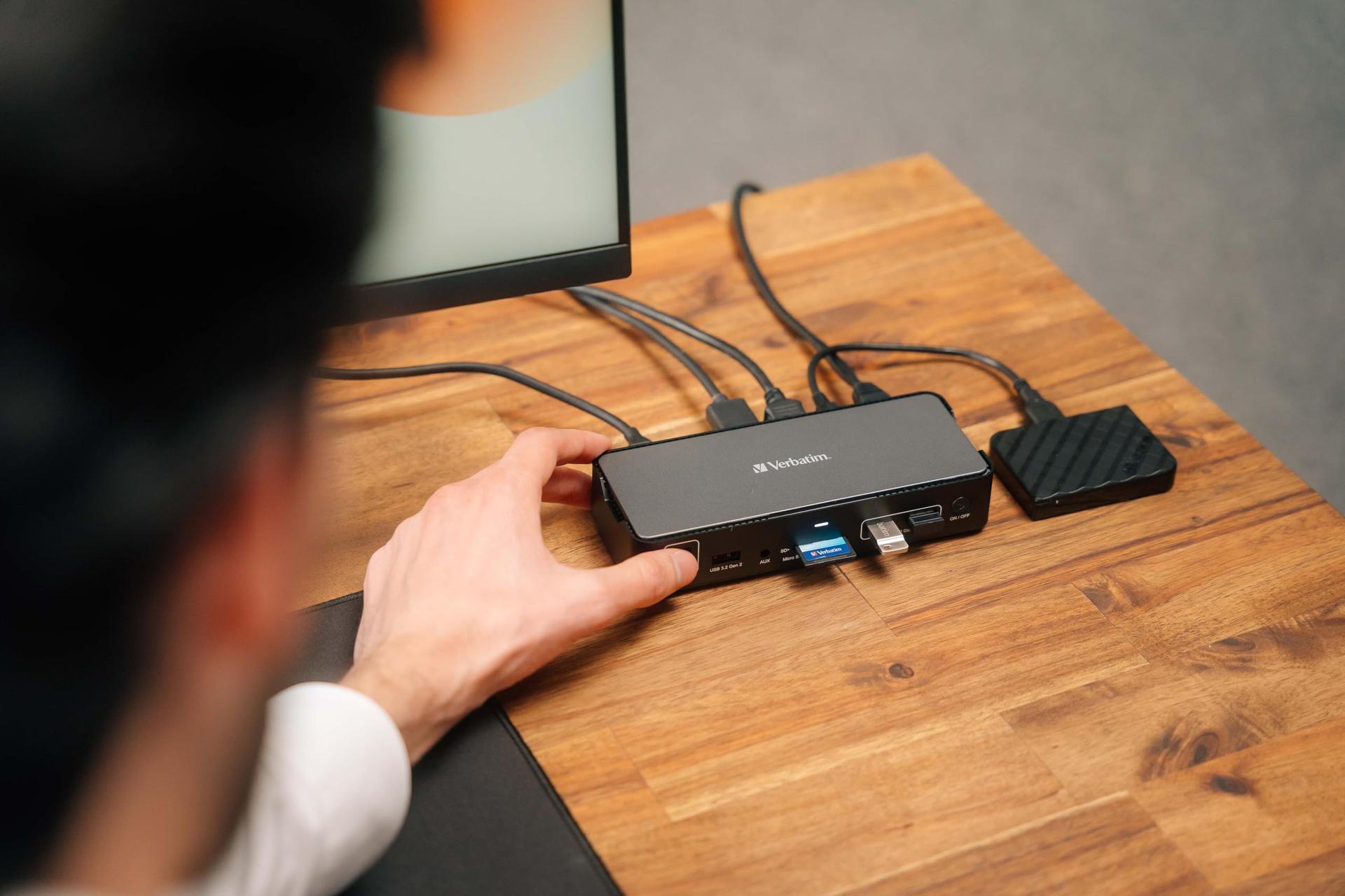 Verbatim USB-C Pro Dokkimisjaam, 15-in-1 jaotur, mitmepordiline adapter HDMI 4K ja 8K, USB-A ja USB-C, PD 80 W, AUX, mälukaardilugeja, sobib Mac / Windows sülearvutitele ja muule – pakend ja tarvikud