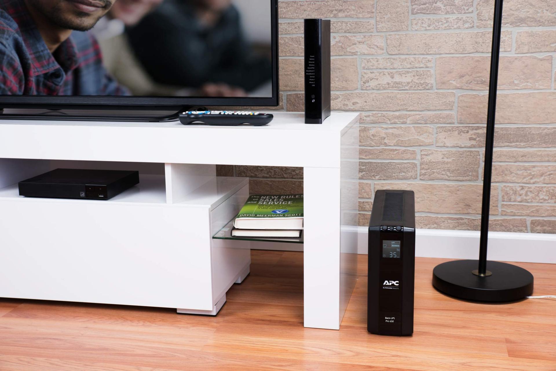 APC by Schneider Electric Back UPS PRO – BR650MI – UPS 650VA (6 IEC väljundit, IEC külmseadme väljundid, LCD-ekraan, 1GB andmeside kaitse) – lisavaade