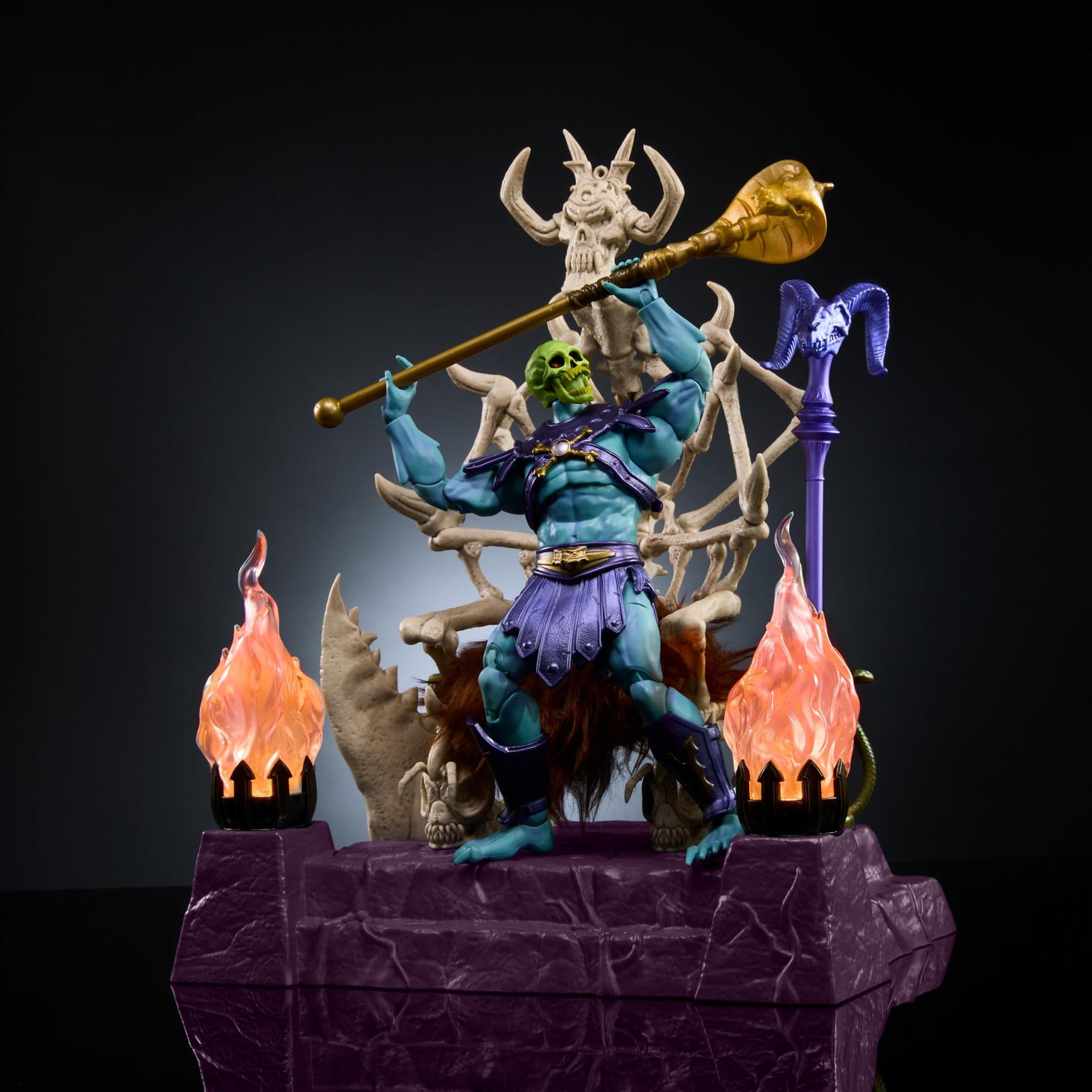 Masters of the Universe Masterverse Skeletor tegevusfiguur ja troonikomplekt, MOTU mänguasi, valgustatud troon, eemaldatav kapuuts ja keep, 2 saua tarvikut, HXX63 – kasutusnäide