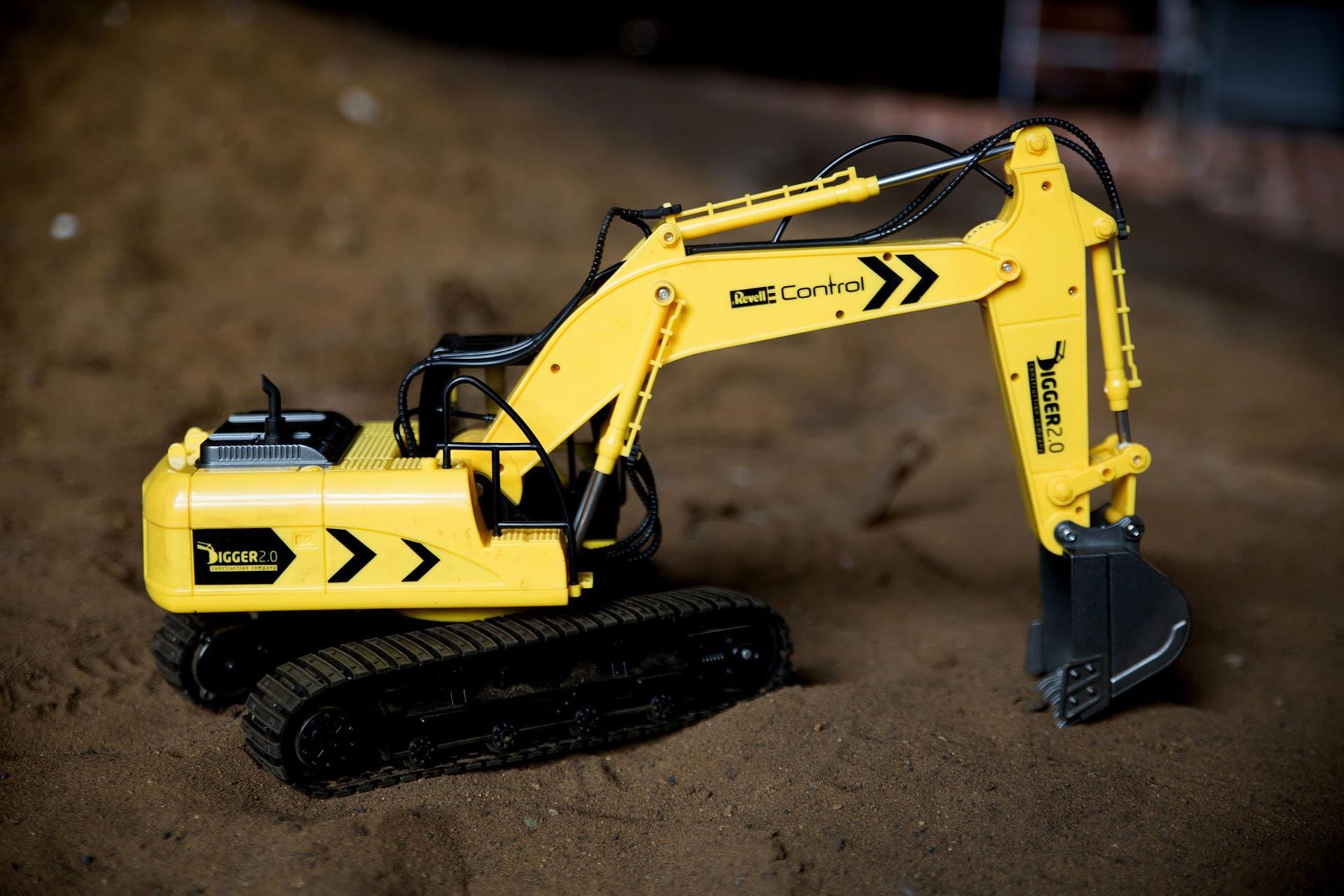 Revell Control 24924 RC Roomikekskavaator Digger 2.0, vahetatav kopp ja puuhaarde, välitingimustesse sobiv, akutoitel kaugjuhitav ekskavaator, 2.4 GHz, kollane – kasutusnäide