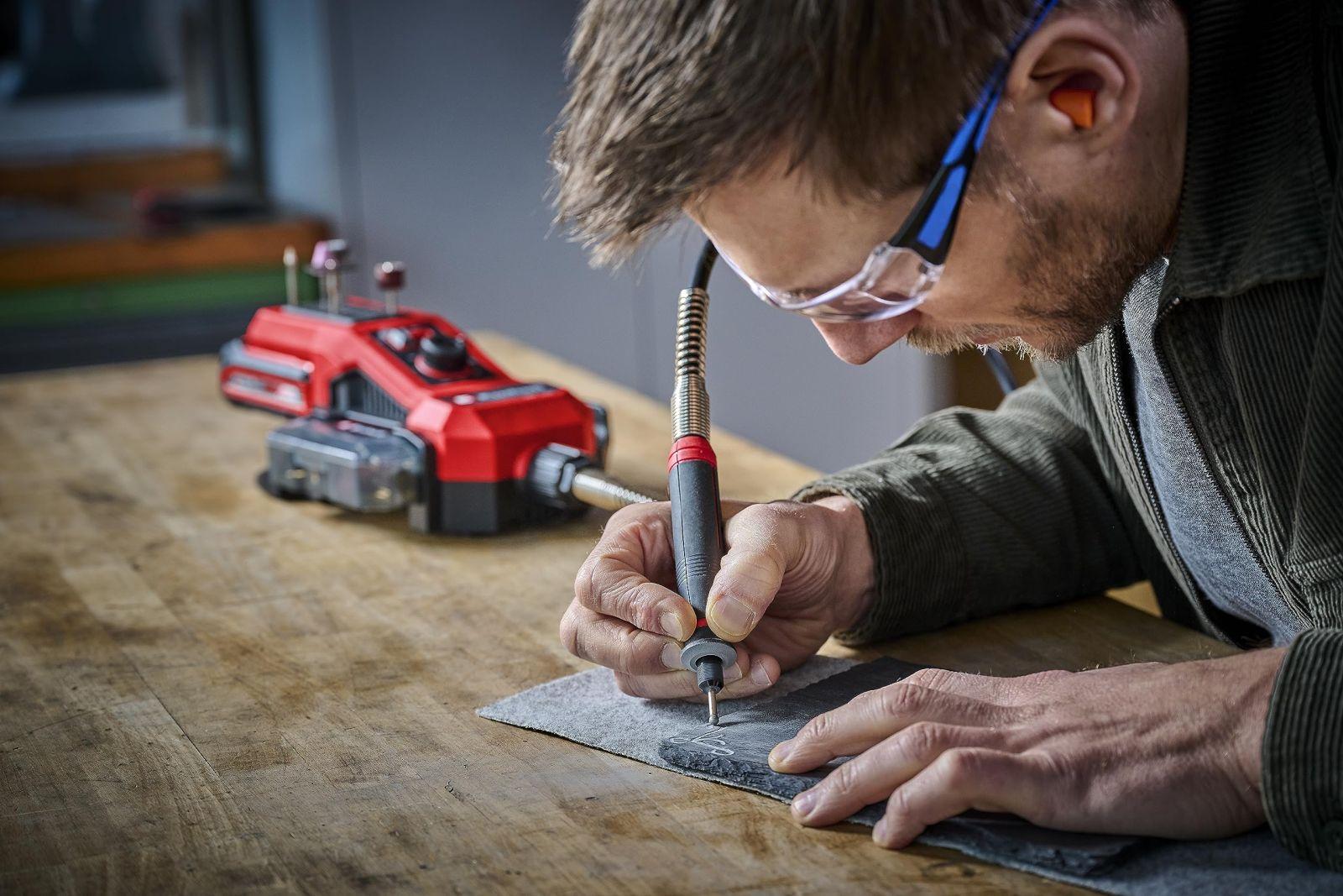 Einhell akuga lihvimis- ja graveerimistööriist TE-MT 18/34 Li Solo Power X-Change (18 V, 92 cm painduv võll, pöörlemiskiiruse reguleerimine, 55-osaline tarvikute komplekt, ilma aku ja laadijata) – pakend ja tarvikud