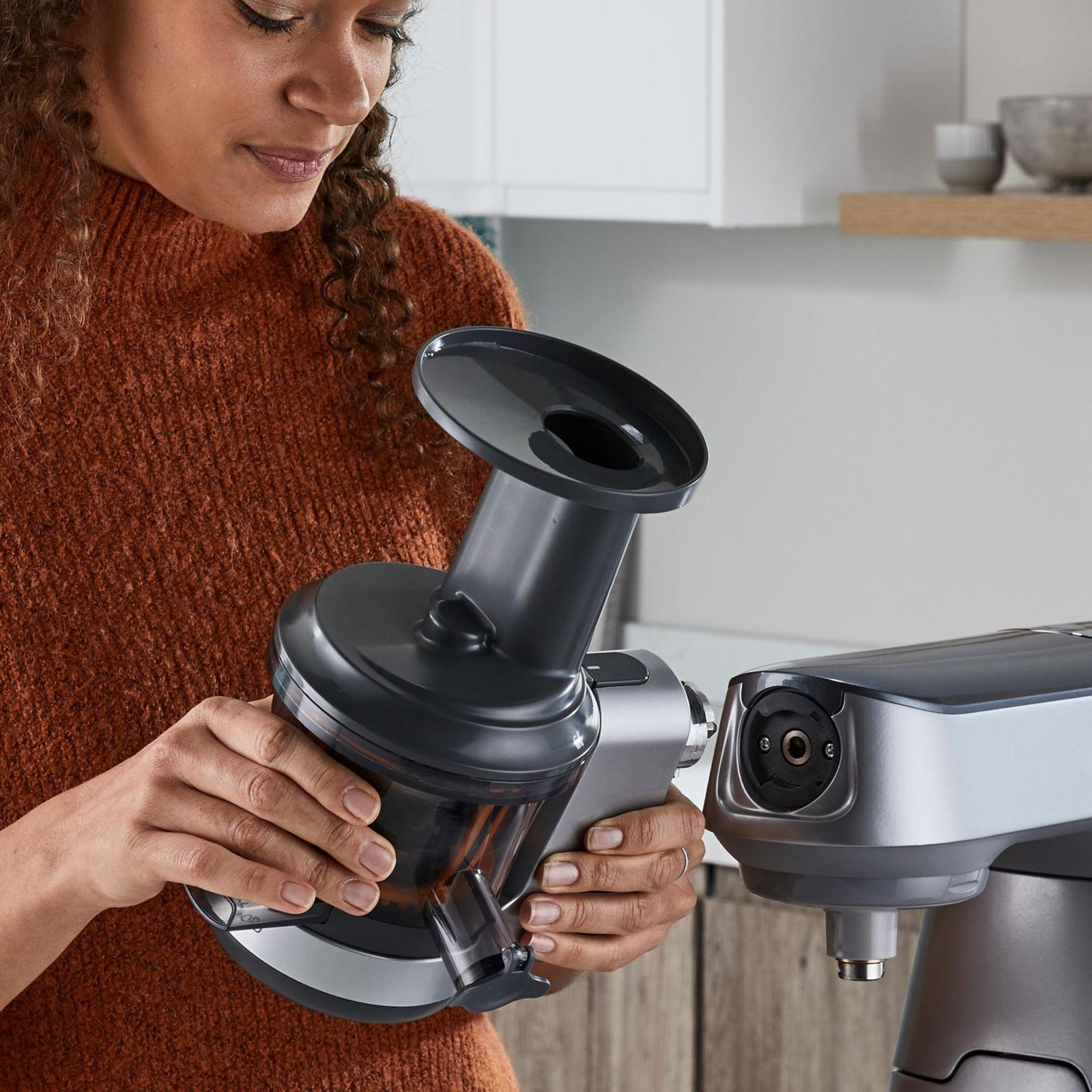 Kenwood aeglane mahlapress KAX720PL lisavarustus Kenwood köögimasinatele, elektriline mahlapress 400 ml mahlamahuti ja tilgalukuga, hõbehall – pakend ja tarvikud