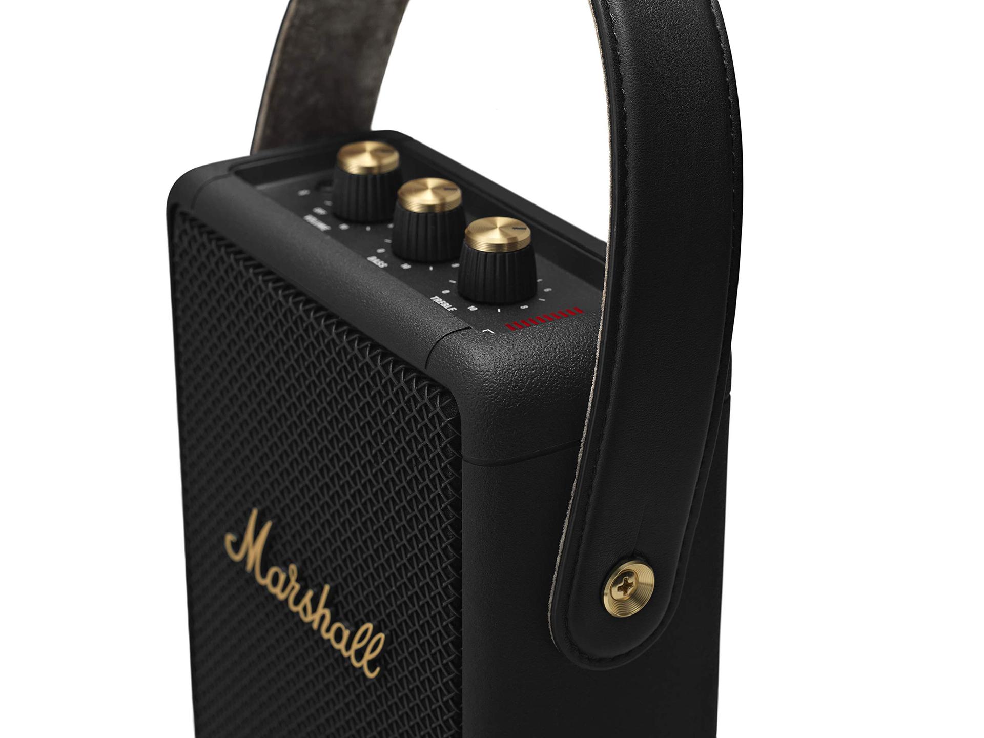 Marshall Stockwell II kaasaskantav Bluetooth-kõlar – Must ja Messing – kasutusnäide
