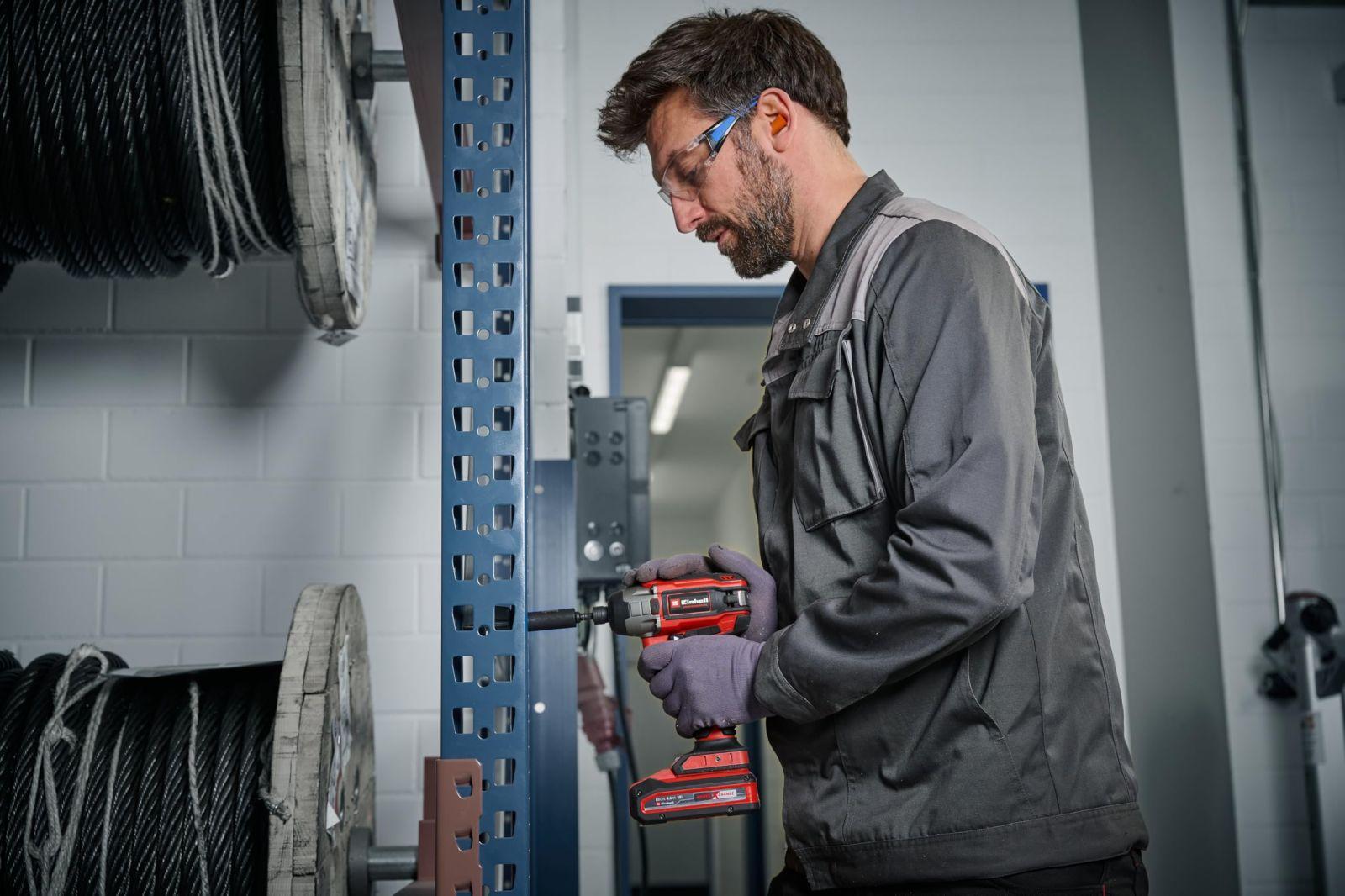 Einhell Professional akuga löökmutrikeeraja TP-CI 18/220 Li BL-Solo Power X-Change (18 V, 220 Nm, harjadeta mootor, sisekuuskantkinnitus, kiiruse reguleerimine, ilma akuta) – kasutusnäide