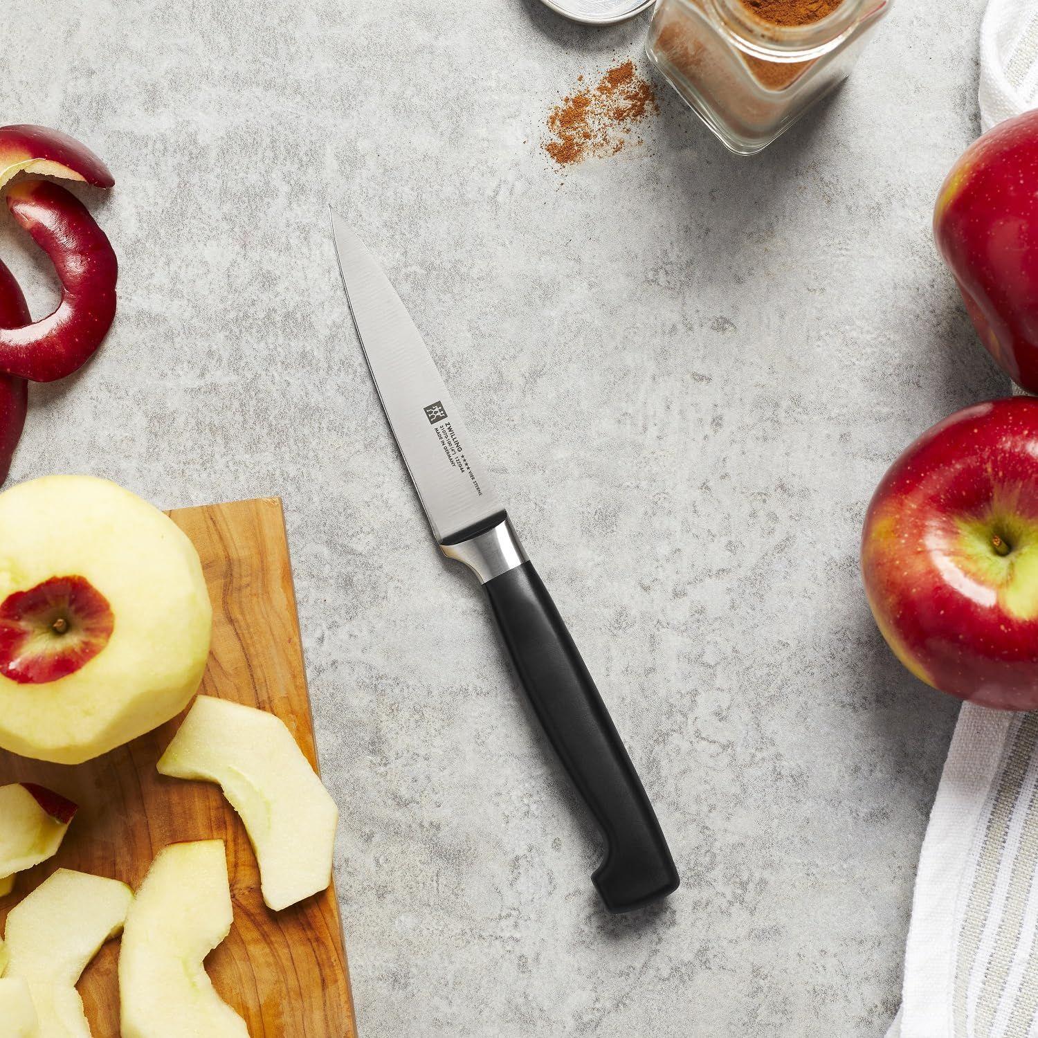 ZWILLING Vier Sterne noakomplekt, 3-osaline (Spick-/kaunistusnuga 10 cm, lihalõikenuga 16 cm, kokanuga 20 cm), roostevaba eriteras, ergonoomiline plastkäepide, must [valmistatud Saksamaal] – kasutusnäide