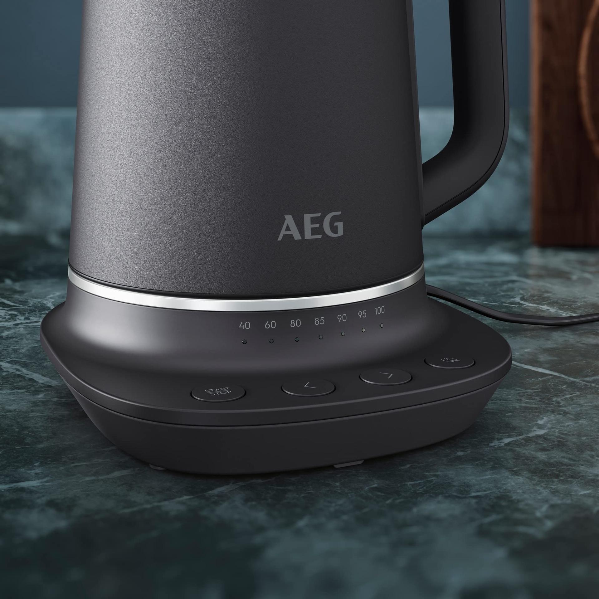 AEG K7-1-6BP veekeetja (7 temperatuuriastet, kolmekordne turvalülitus, soojushoidmise funktsioon, 1,7 liitrit, tilgavastane disain, lihtne puhastamine, 360° alus, libisemiskindel kate, LED-ekraan, hall) – pakend ja tarvikud