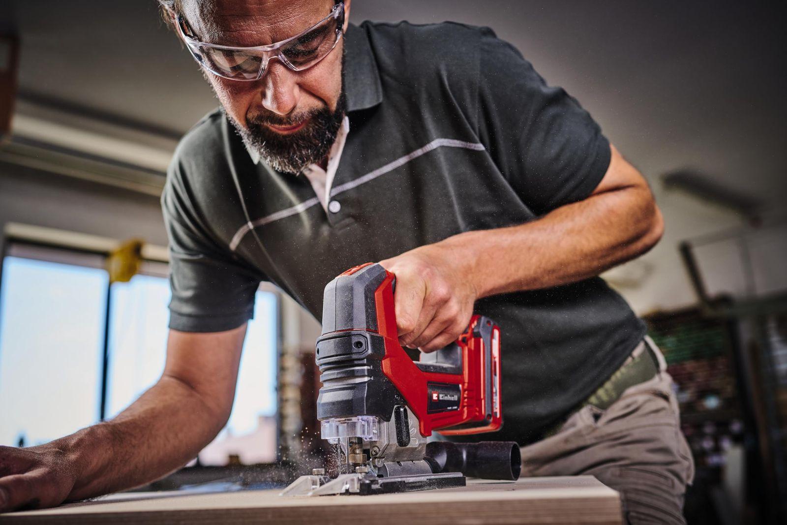 Einhell Professional akuga tikksaag TP-JS 18/135 Li BL Power X-Change (18 V, 135 mm lõikesügavus puidus, 26 mm lõikehoog, harjavaba, sisaldab saelehte, ilma akuta ja laadijata) – kasutusnäide
