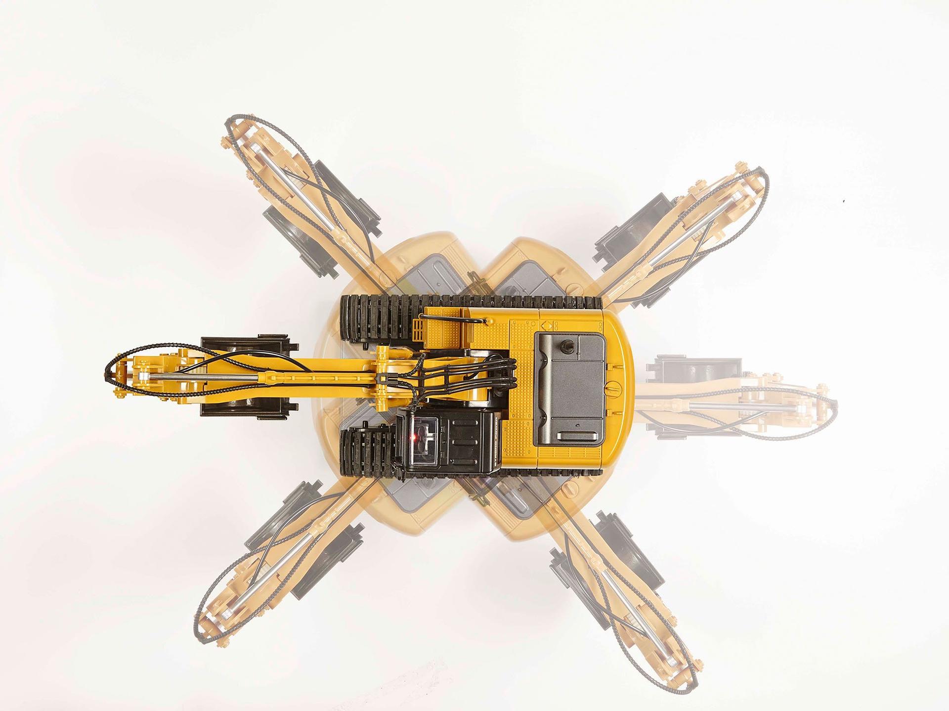 Revell Control 24924 RC Roomikekskavaator Digger 2.0, vahetatav kopp ja puuhaarde, välitingimustesse sobiv, akutoitel kaugjuhitav ekskavaator, 2.4 GHz, kollane – pakend ja tarvikud