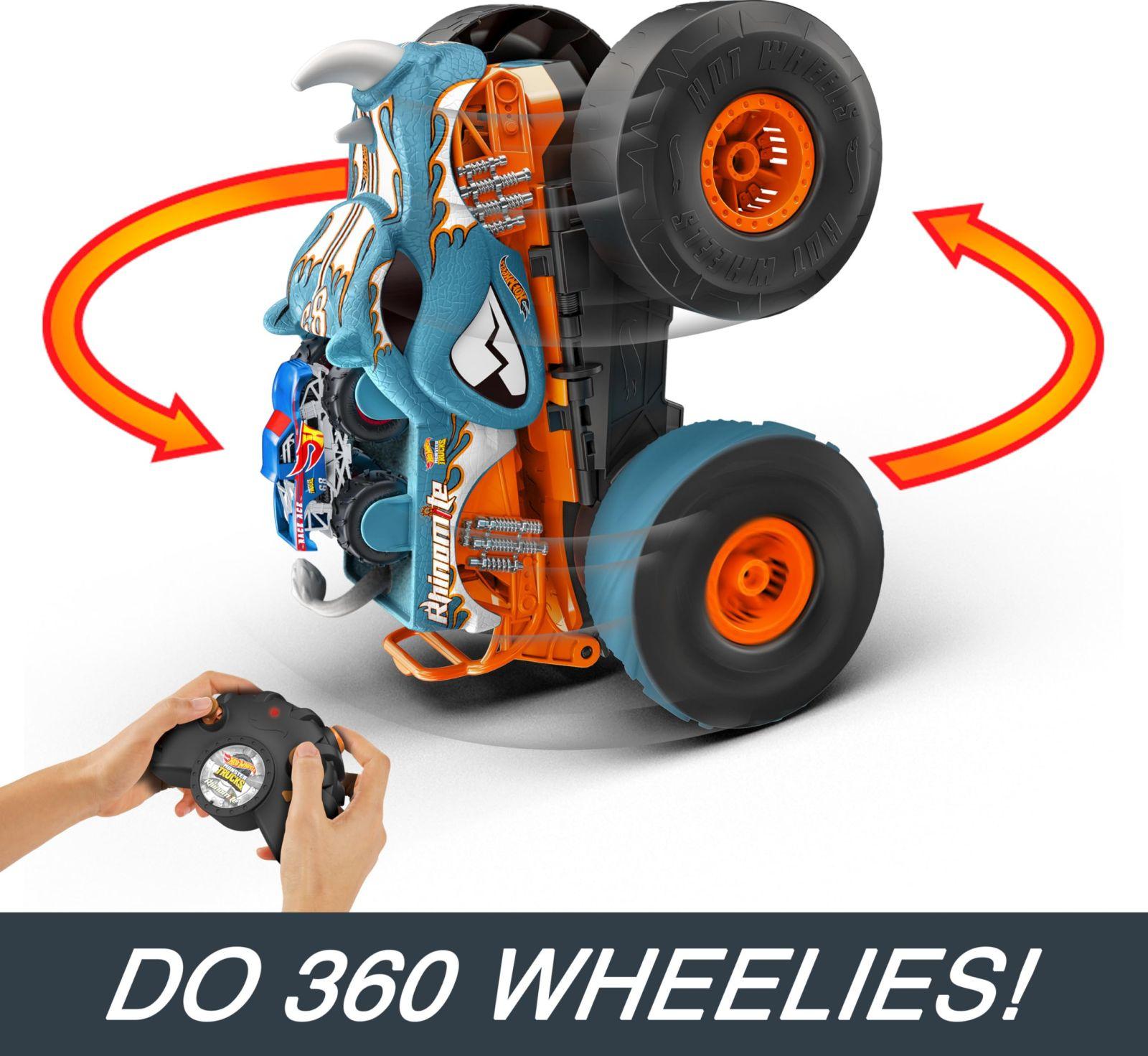 Hot Wheels Monster Trucks juhtimispultiga auto, ümber ehitatav Rhinomite 1:12 mõõtkavas Race Ace mänguasjaautoga 1:64 mõõtkavas, muudetav stardiplatvormiks, HPK27 – kasutusnäide