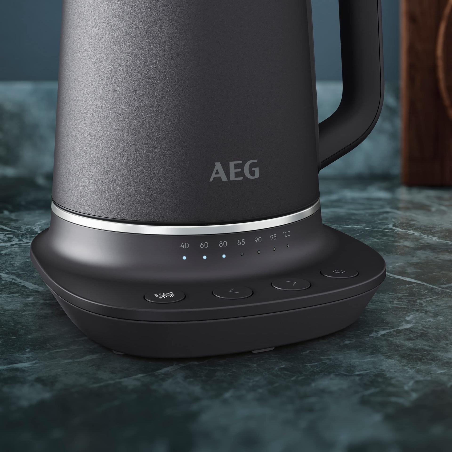 AEG K7-1-6BP veekeetja (7 temperatuuriastet, kolmekordne turvalülitus, soojushoidmise funktsioon, 1,7 liitrit, tilgavastane disain, lihtne puhastamine, 360° alus, libisemiskindel kate, LED-ekraan, hall) – kasutusnäide