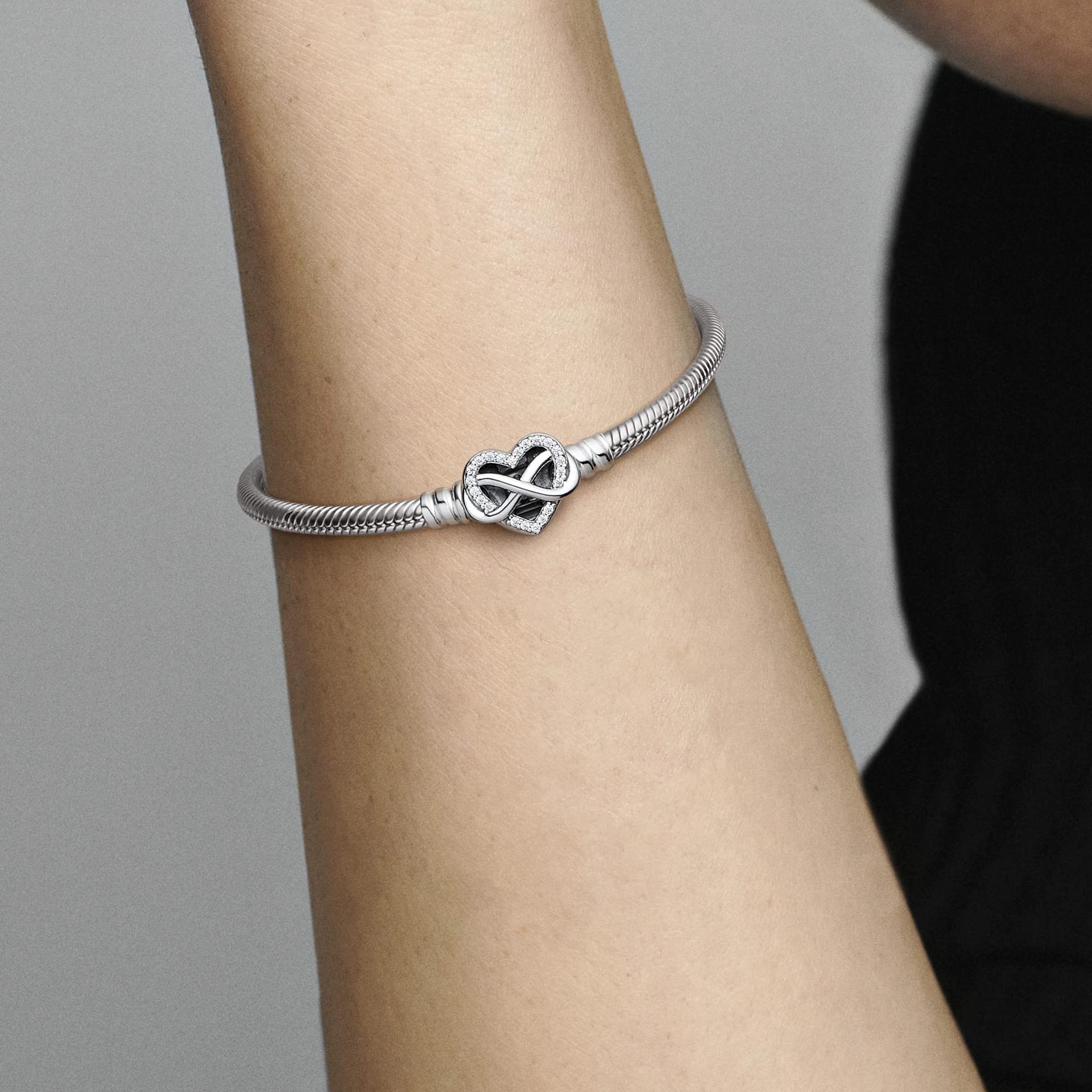 PANDORA Moments Käevõru Sterling-hõbedast Sädeleva Lõpmatuse-Südame Kinnitusega ja Tsirkoonkividega, Sobib Moments Kollektsiooniga, Suurus: 18cm, 592645C01-18 – kasutusnäide