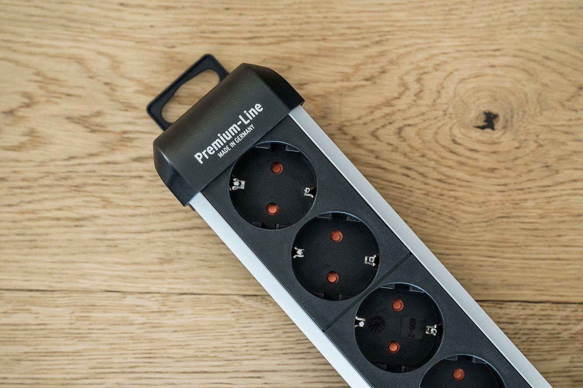 Brennenstuhl Premium-Protect-Line 4-osaline pikendusjuhe ülepinge kaitsega 60 000A (lülitiga ja 3m kaabliga, valmistatud Saksamaal) hõbedane/must – lisavaade