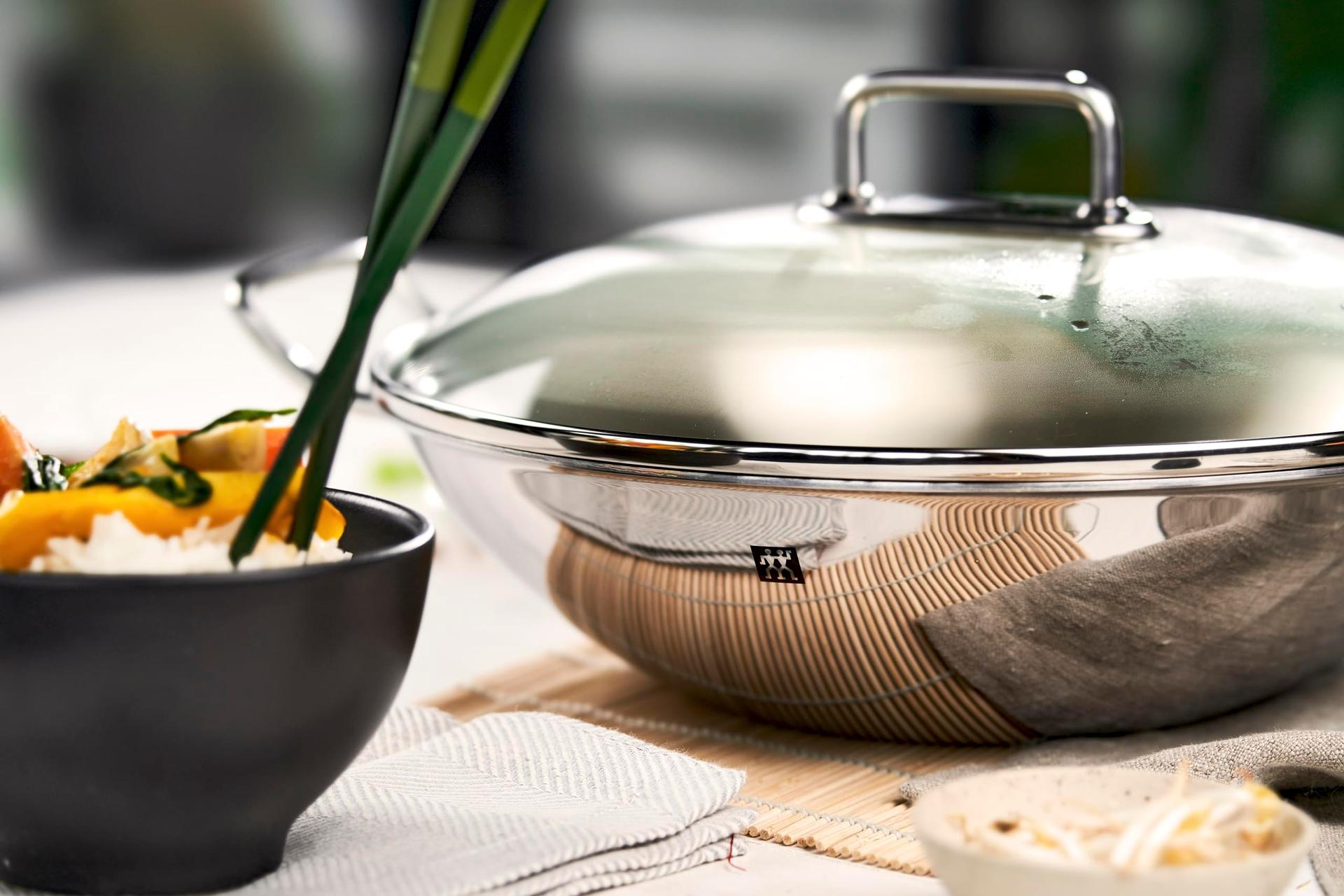 ZWILLING Plus Wok, Kaas ja eemaldatav rest, Induktsioonisobiv, Ø 32 cm, Roostevaba teras, Hõbedane – pakend ja tarvikud