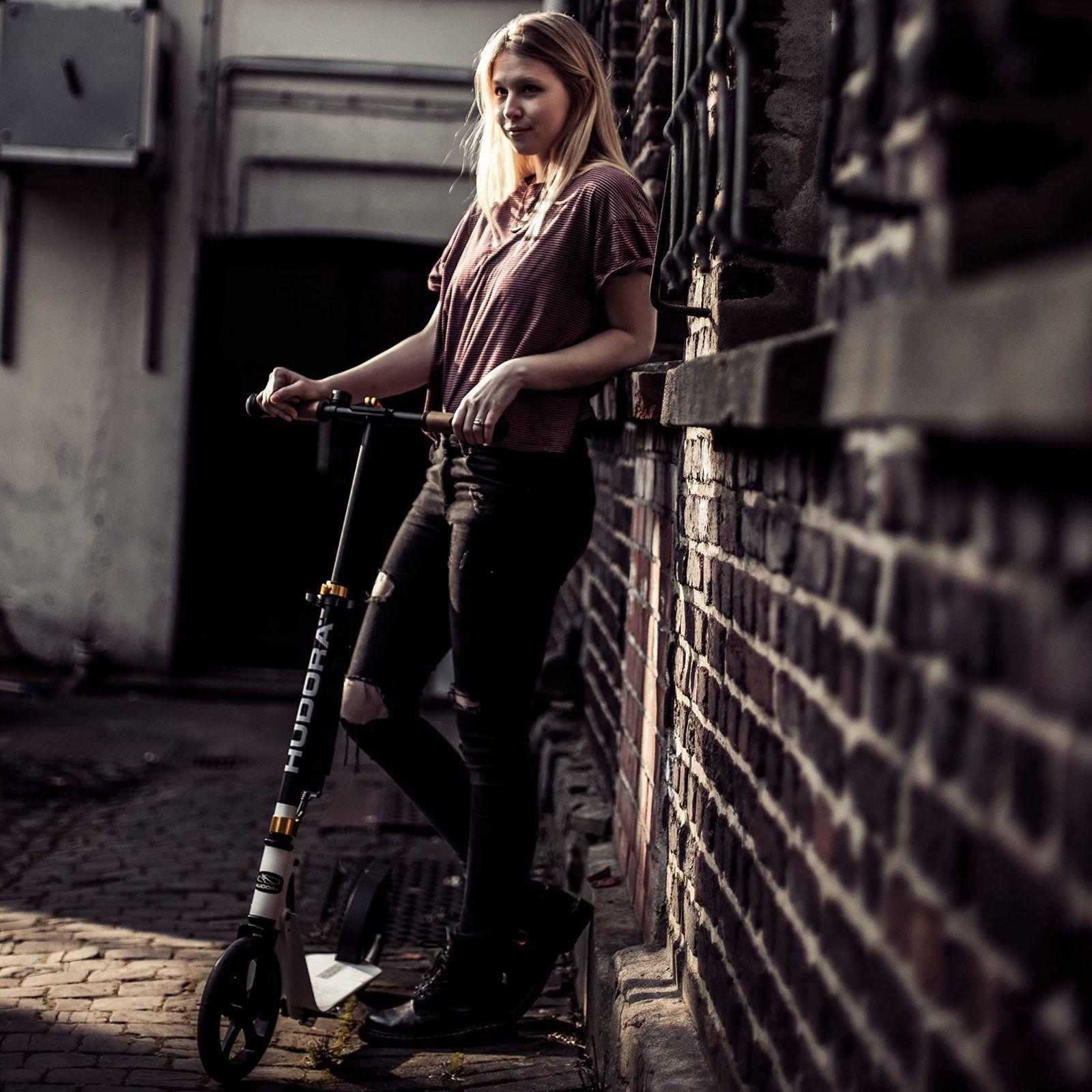 HUDORA BigWheel Style 230 Tõukeratas – Stabiilne alumiiniumist roller suure astmelauaga – Kõrguse reguleeritav ja kokkuklapitav linnatõukeratas kuni 120 kg – Tõukeratas noortele ja täiskasvanutele – detailne vaade