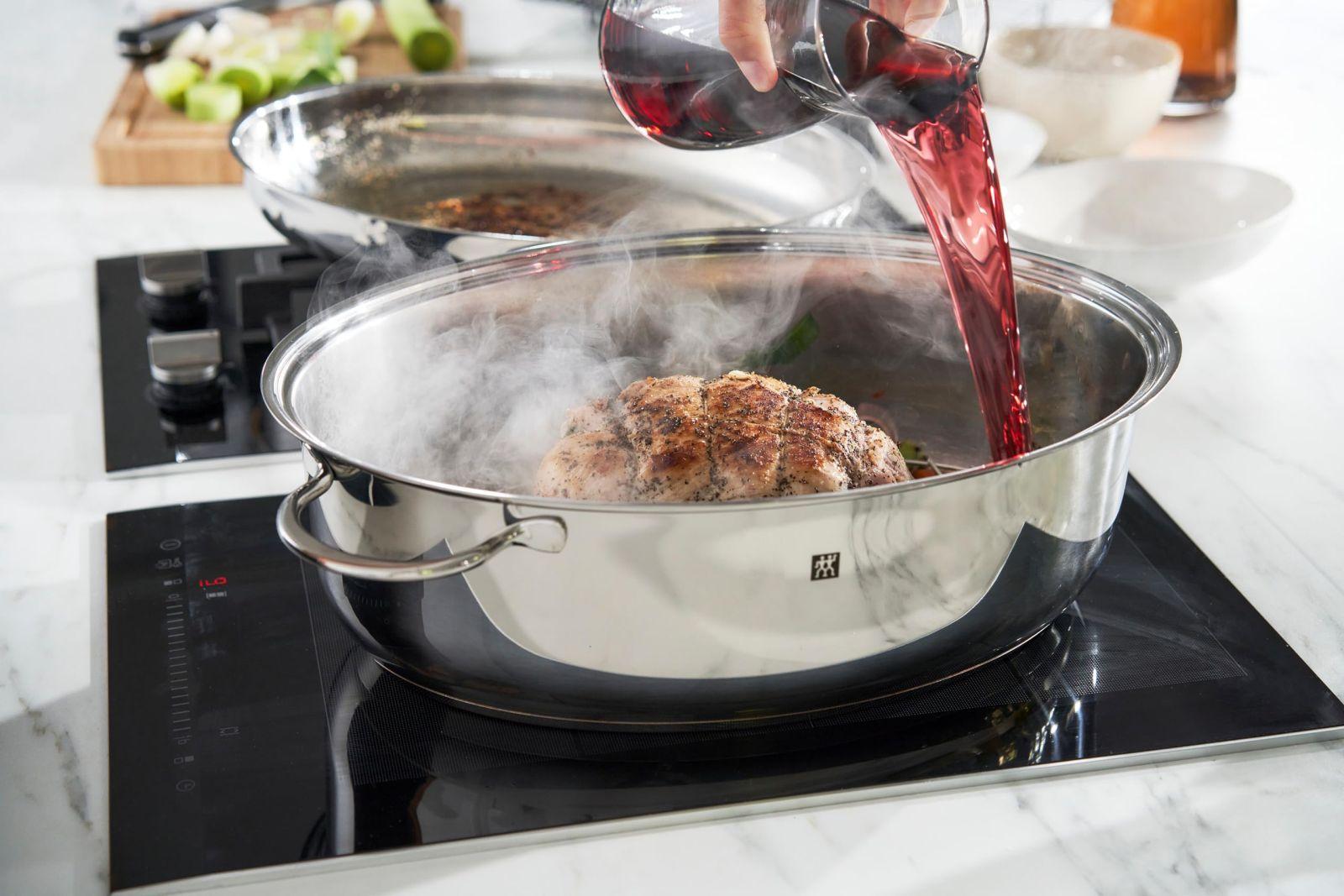 ZWILLING Plus ahjuvorm kaanega, induktsioonisobiv, roostevaba teras, 8,5 liitrit, hõbedane, 38 cm – kasutusnäide