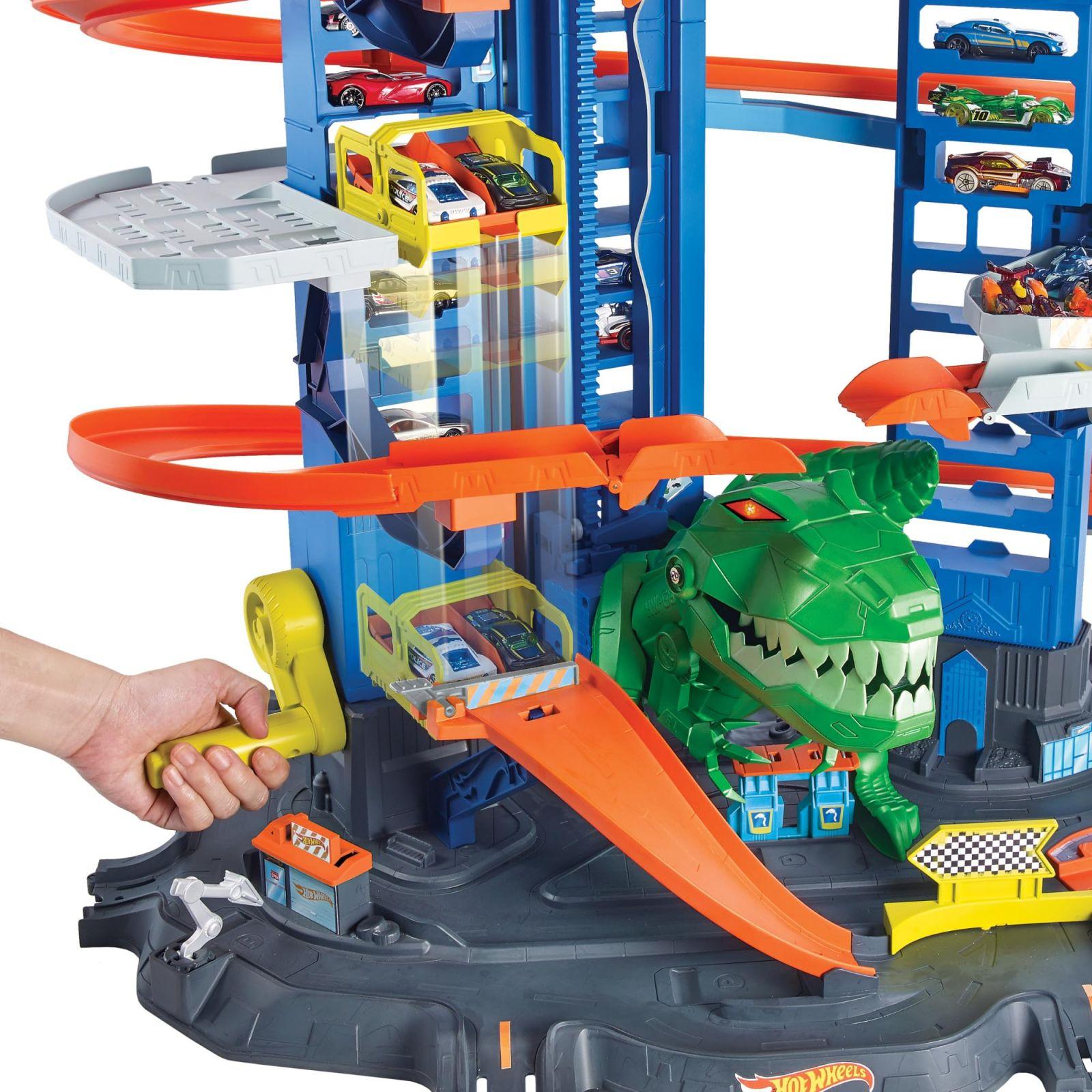 Hot Wheels Garaaž, Hot Wheels Parkla koos 2 mänguautoga, mitmekorruseline autorada, T-Rexi rünnak ja ruumi +100 autole, kõrgus: 90 cm, mänguasi alates 5. eluaastast, GJL14 – kasutusnäide