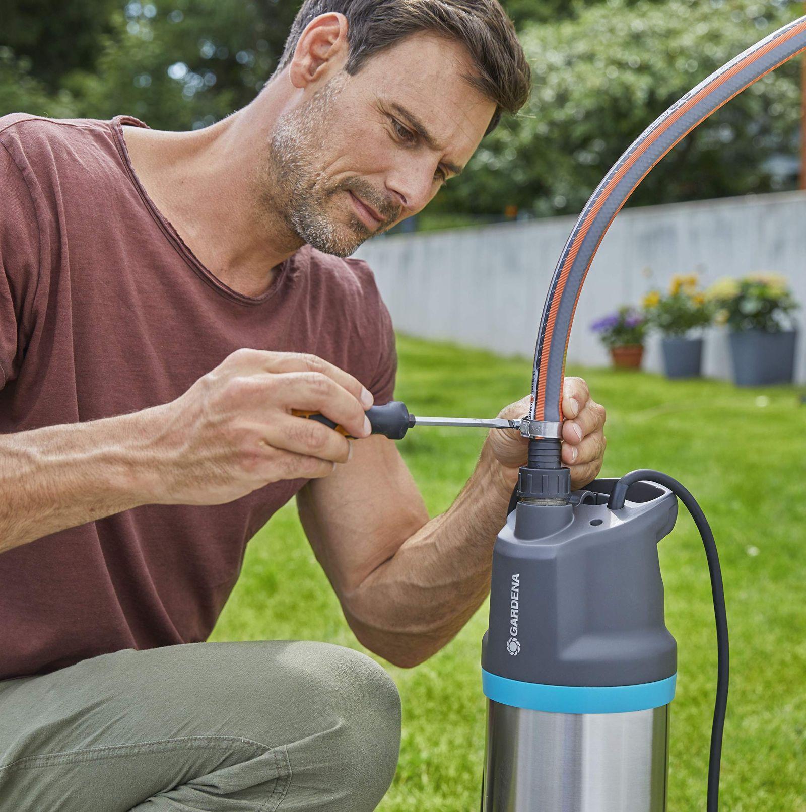 Gardena sukeldussurvepump 5900/4 inox automatic: Automaatne survetõstepump 5900 l/h veevooluga, mustusefiltriga, vaikse tööga, integreeritud kuivjooksukaitsega (1771-20) – kasutusnäide