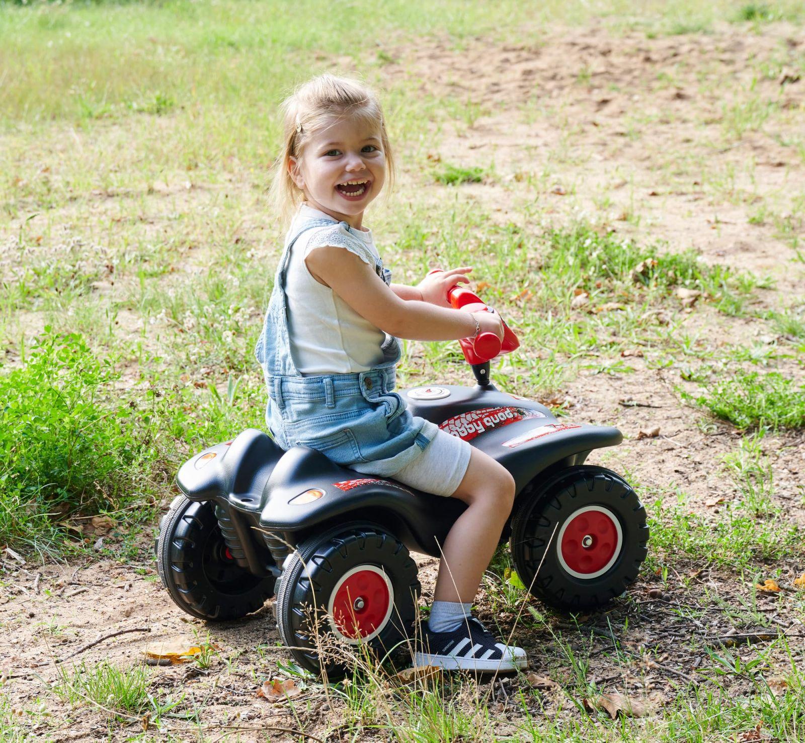 BIG Bobby Car Quad Racing (must-punane) – Lasteroller alates 3. eluaastast, turvaline rool, signaal ja offroad-rehvid, auto tüdrukutele ja poistele 3-7 aastat (kuni 50 kg) – kasutusnäide