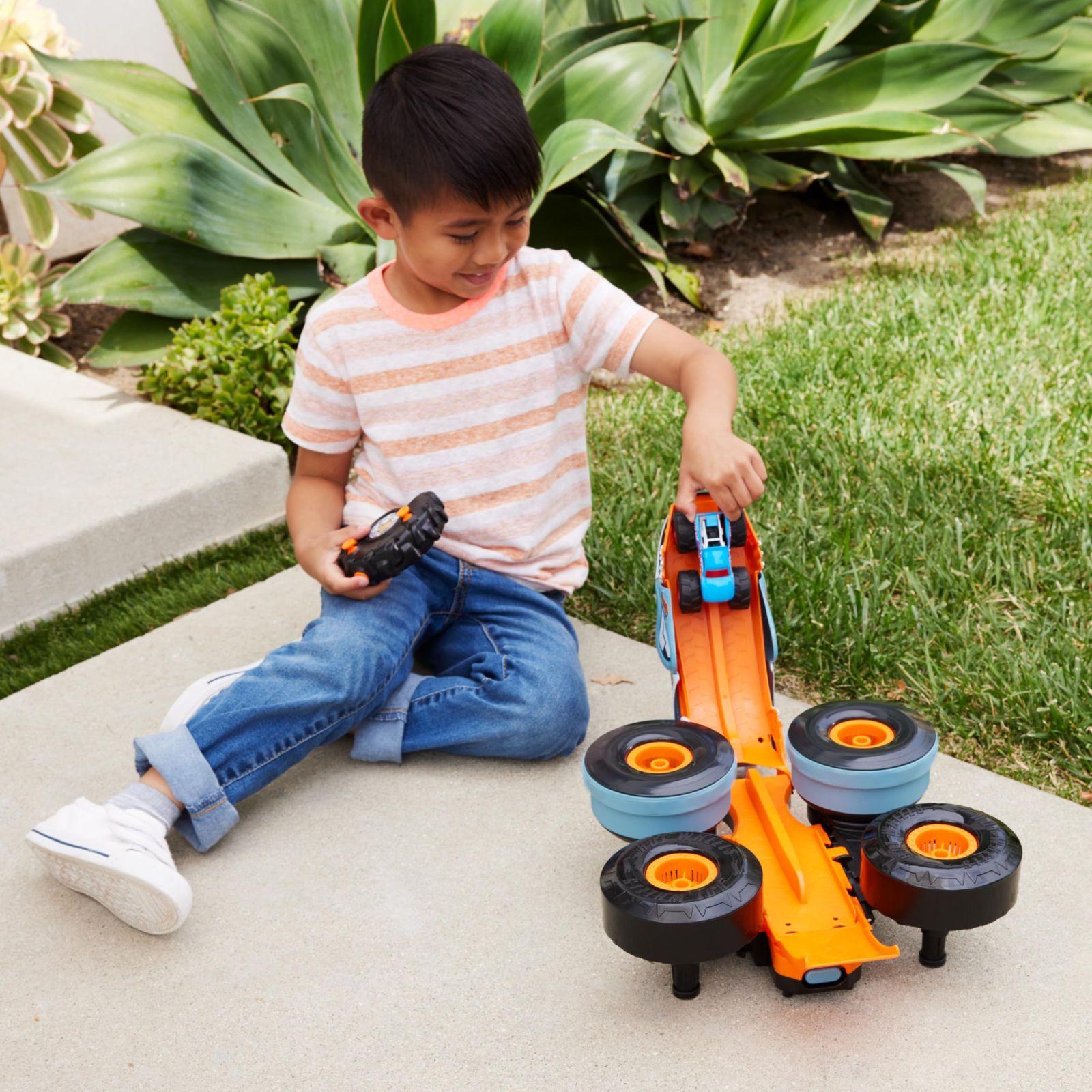 Hot Wheels Monster Trucks juhtimispultiga auto, ümber ehitatav Rhinomite 1:12 mõõtkavas Race Ace mänguasjaautoga 1:64 mõõtkavas, muudetav stardiplatvormiks, HPK27 – detailne vaade