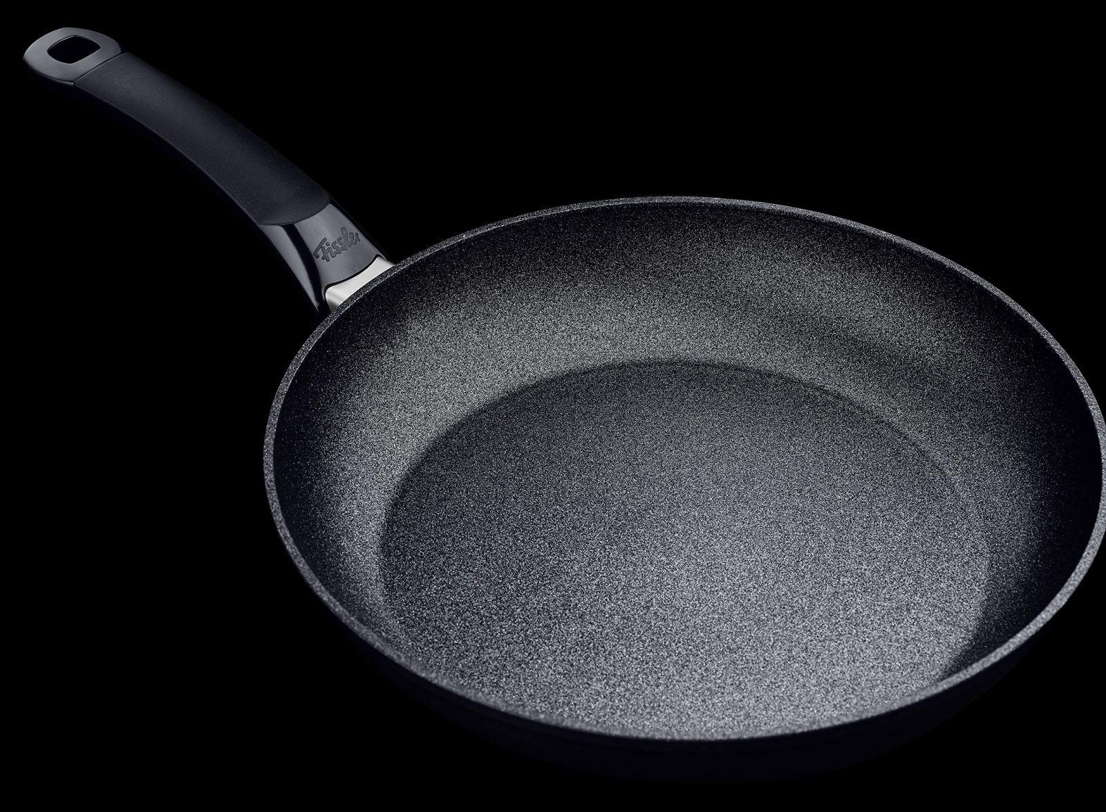 Fissler Adamant Classic kriimustuskindel alumiiniumist praepann (Ø 28 cm), mittenakkuv pann – induktsioon, must – kasutusnäide