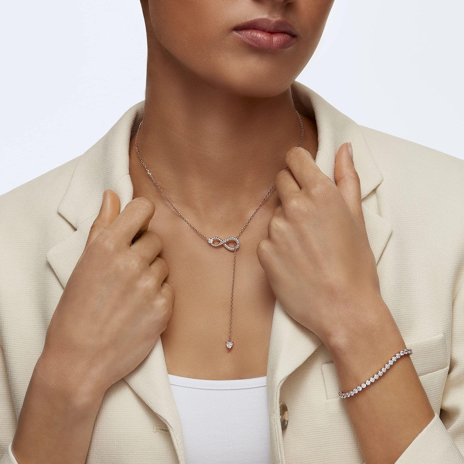 Swarovski Hyperbola Y-kaelakee, Lõpmatus, Valge, Roosa kullatud viimistlus – kasutusnäide