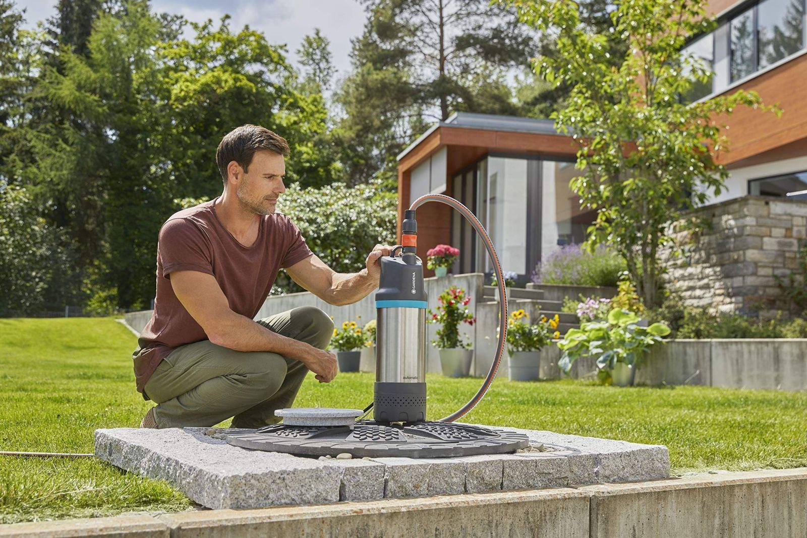 Gardena sukeldussurvepump 5900/4 inox automatic: Automaatne survetõstepump 5900 l/h veevooluga, mustusefiltriga, vaikse tööga, integreeritud kuivjooksukaitsega (1771-20) – pakend ja tarvikud