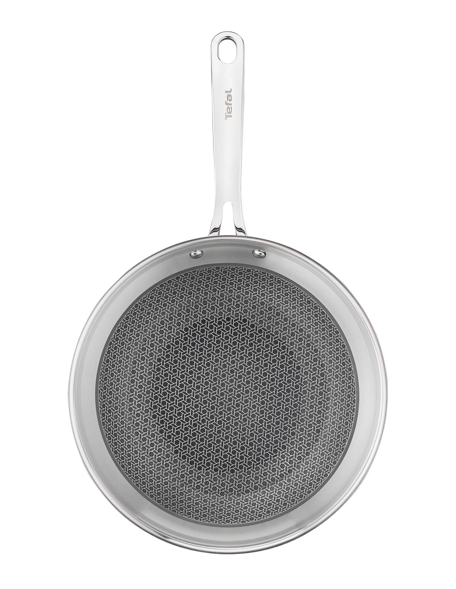 Tefal E49716 Eternal Mesh Wokpann, kriimustuskindla Mesh-kattega, PFOA-vaba, sobib kõigile pliiditüüpidele, sealhulgas induktsioonpliitidele, klaaskaanega, roostevaba teras, 28 cm – pakend ja tarvikud