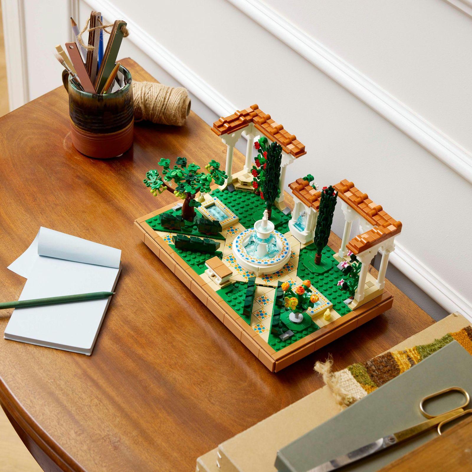 LEGO Icons Purskkaevuaed – Miniatuurne ehituskomplekt täiskasvanutele, lehtlate, küpresside, puude, viinapuude ja lilledega – Loominguline kingiidee sünnipäevaks, soolaleivaks naistele ja meestele – 10359 – kasutusnäide